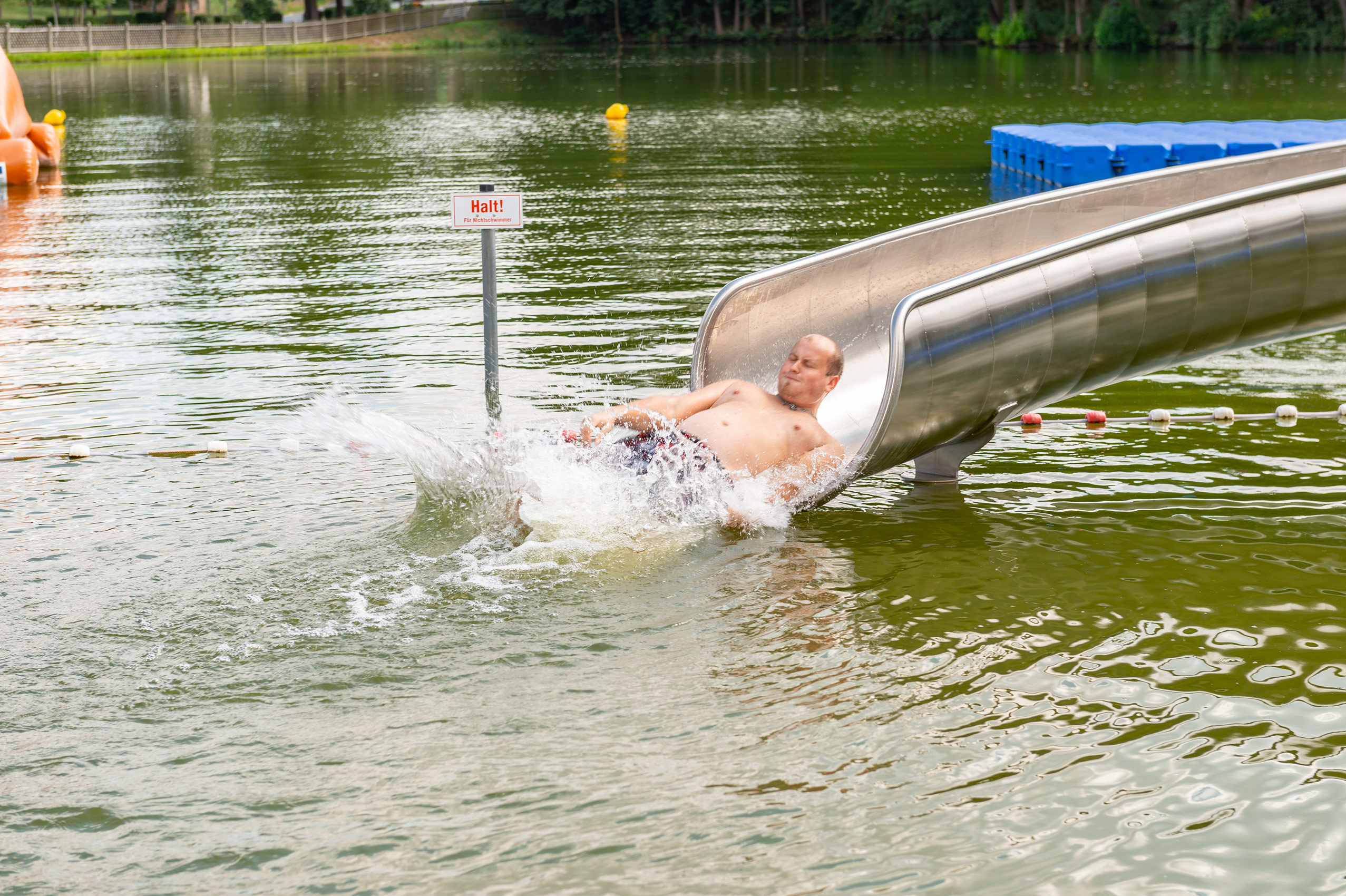 atlantics Edelstahlrutsche im Naturbad Münchenbernsdorf, Schwimmbad in Thüringen, Halbschalenwasserrutsche, Wasserrutsche
