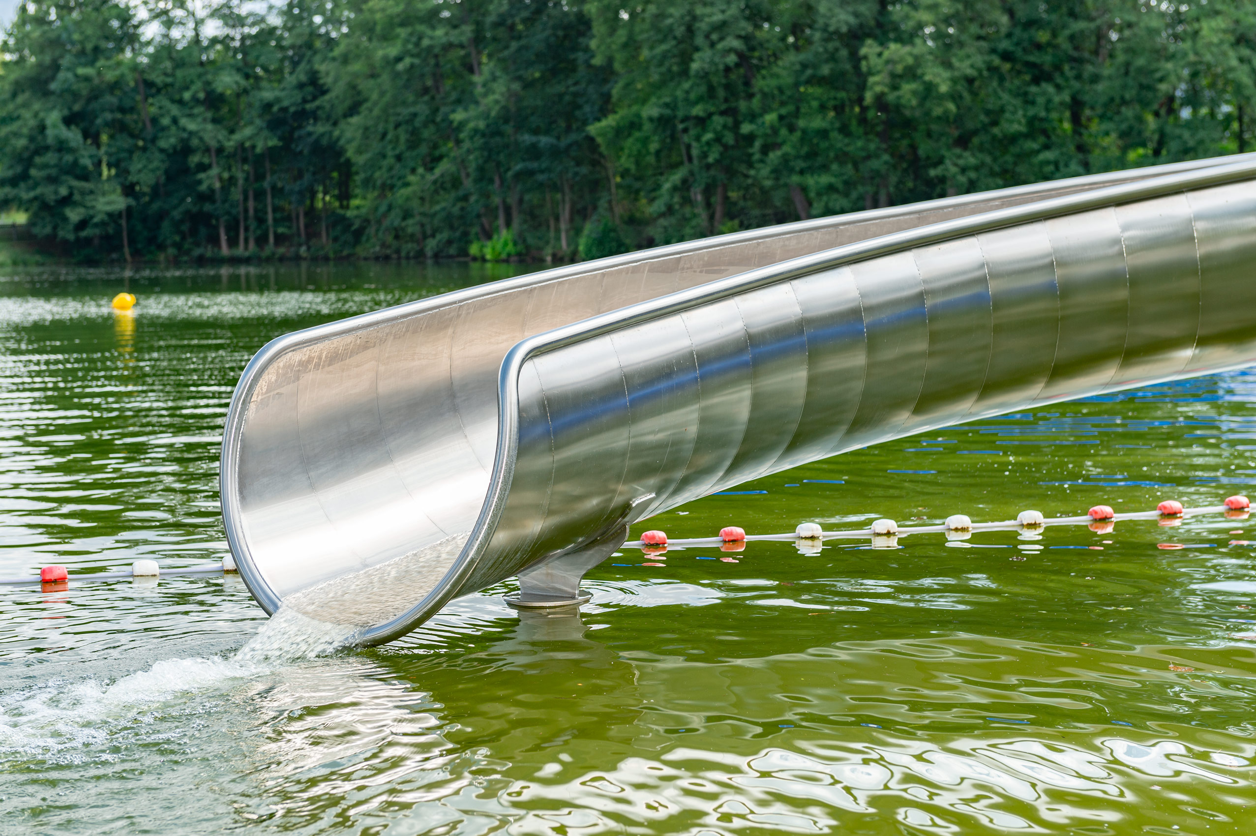 atlantics Edelstahlrutsche im Naturbad Münchenbernsdorf, Schwimmbad in Thüringen, Halbschalenwasserrutsche, Wasserrutsche
