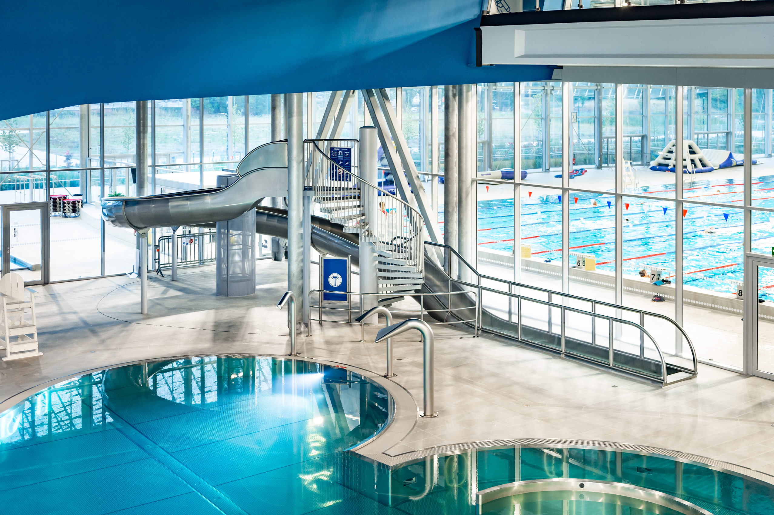Indoor Wasserrutsche mit Landebecken aus Edelstahl, im Nungesser Centre Aquatique in Frankreich