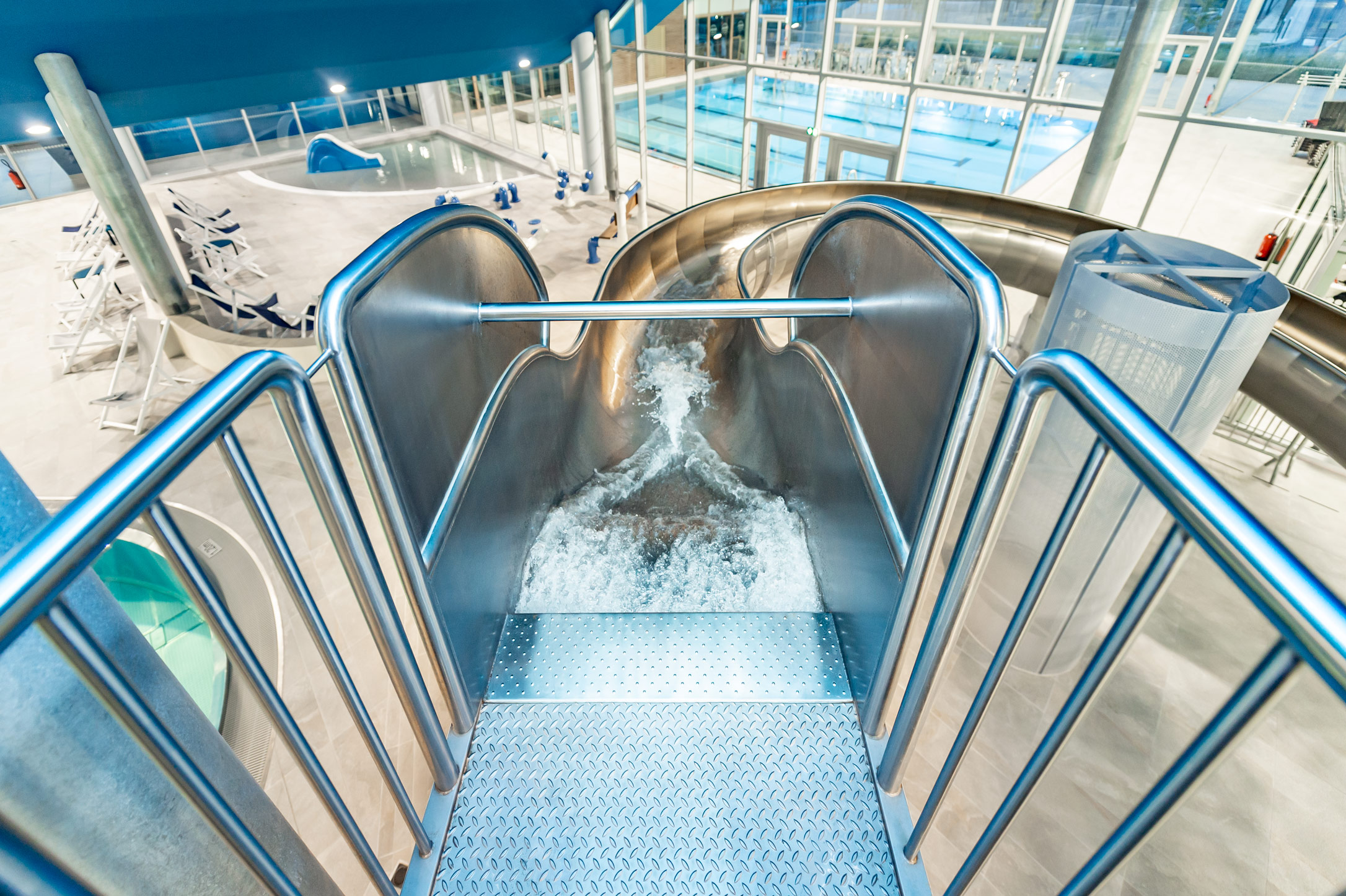 atlantics Wasserrutsche mit Landebecken aus Edelstahl, im Nungesser Centre Aquatique in Valenciennes in Frankreich