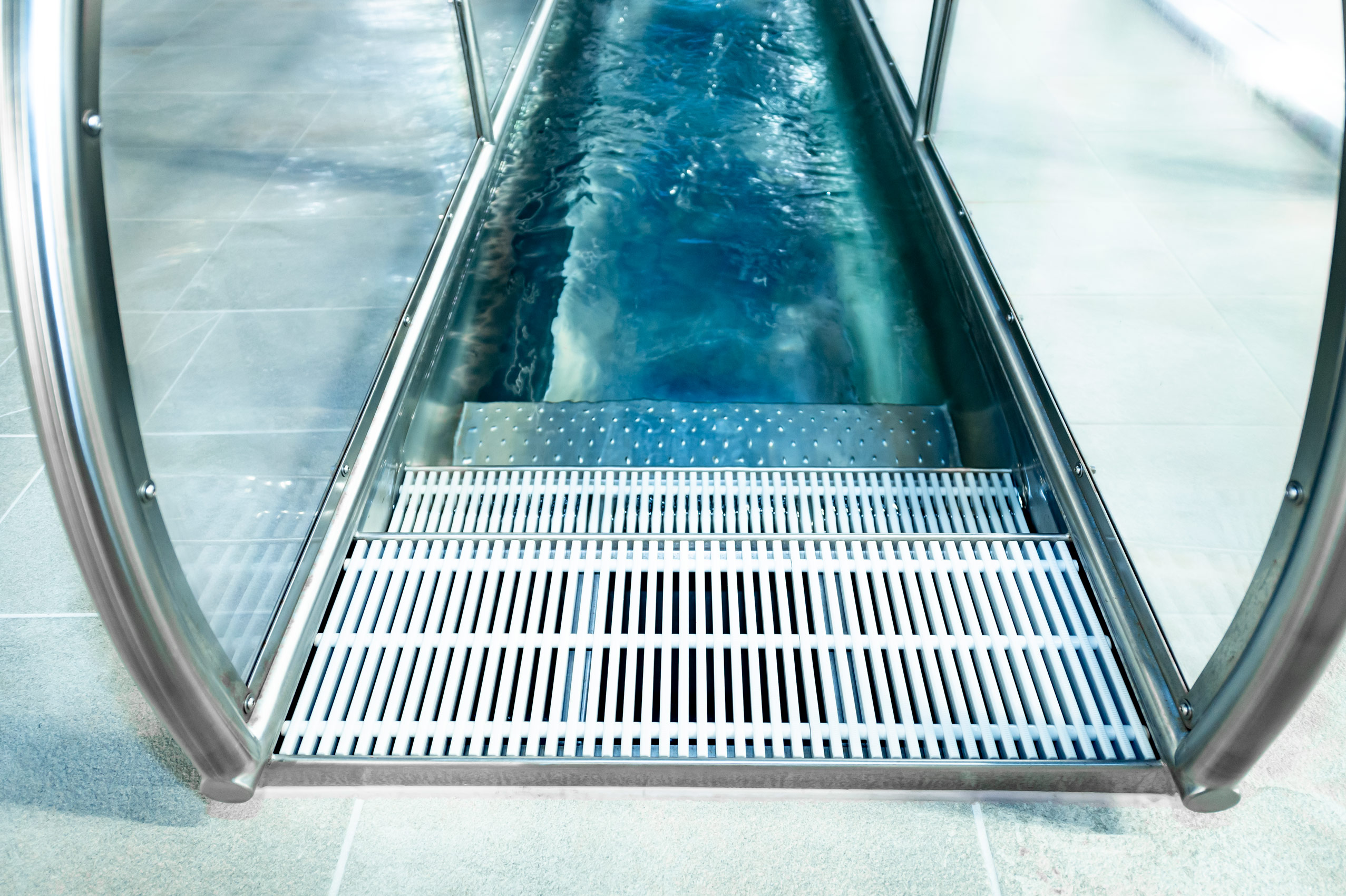 atlantics Wasserrutsche mit Landebecken aus Edelstahl, im Nungesser Centre Aquatique in Valenciennes in Frankreich