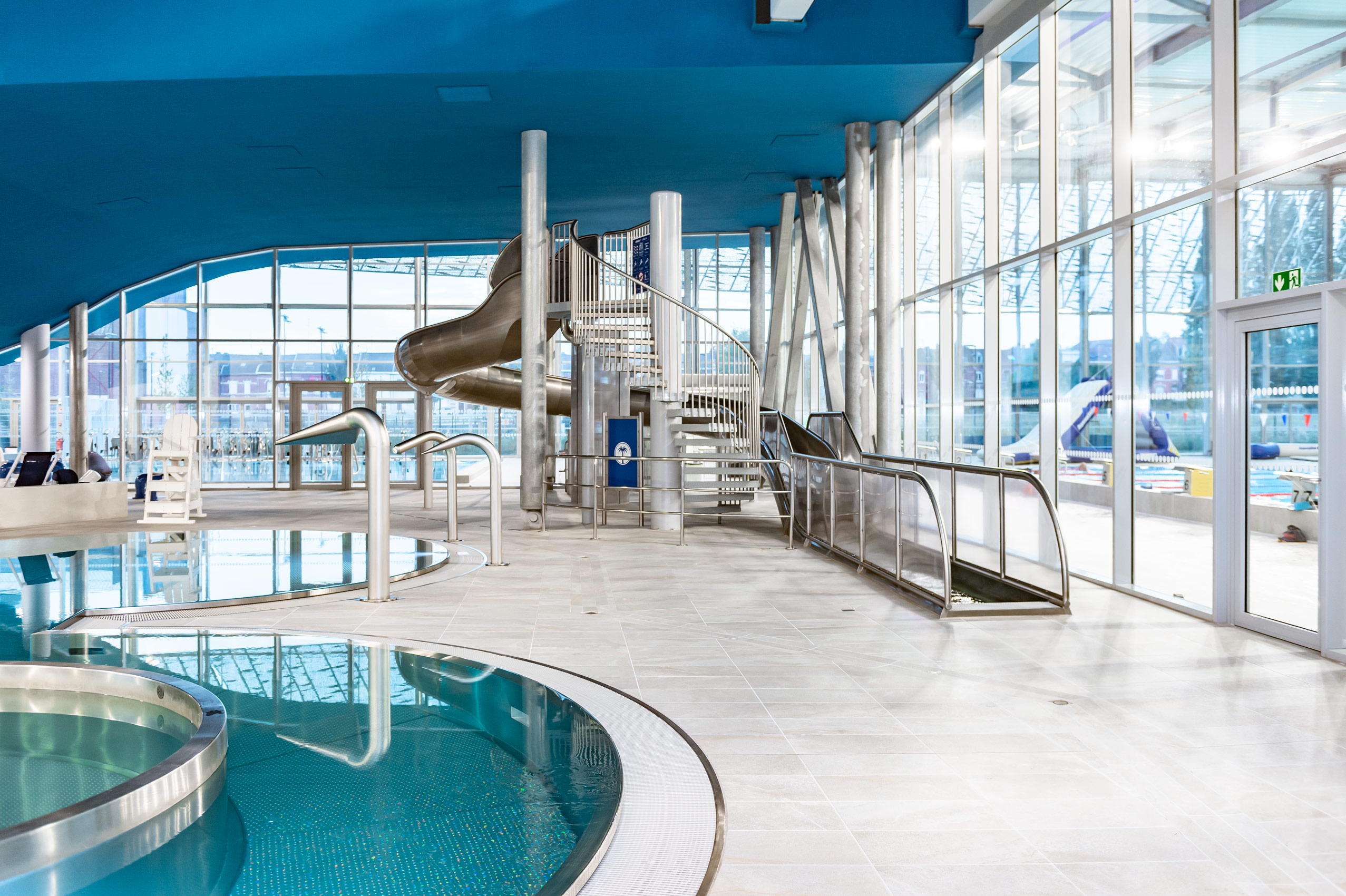atlantics Wasserrutsche mit Landebecken aus Edelstahl, im Nungesser Centre Aquatique in Valenciennes in Frankreich