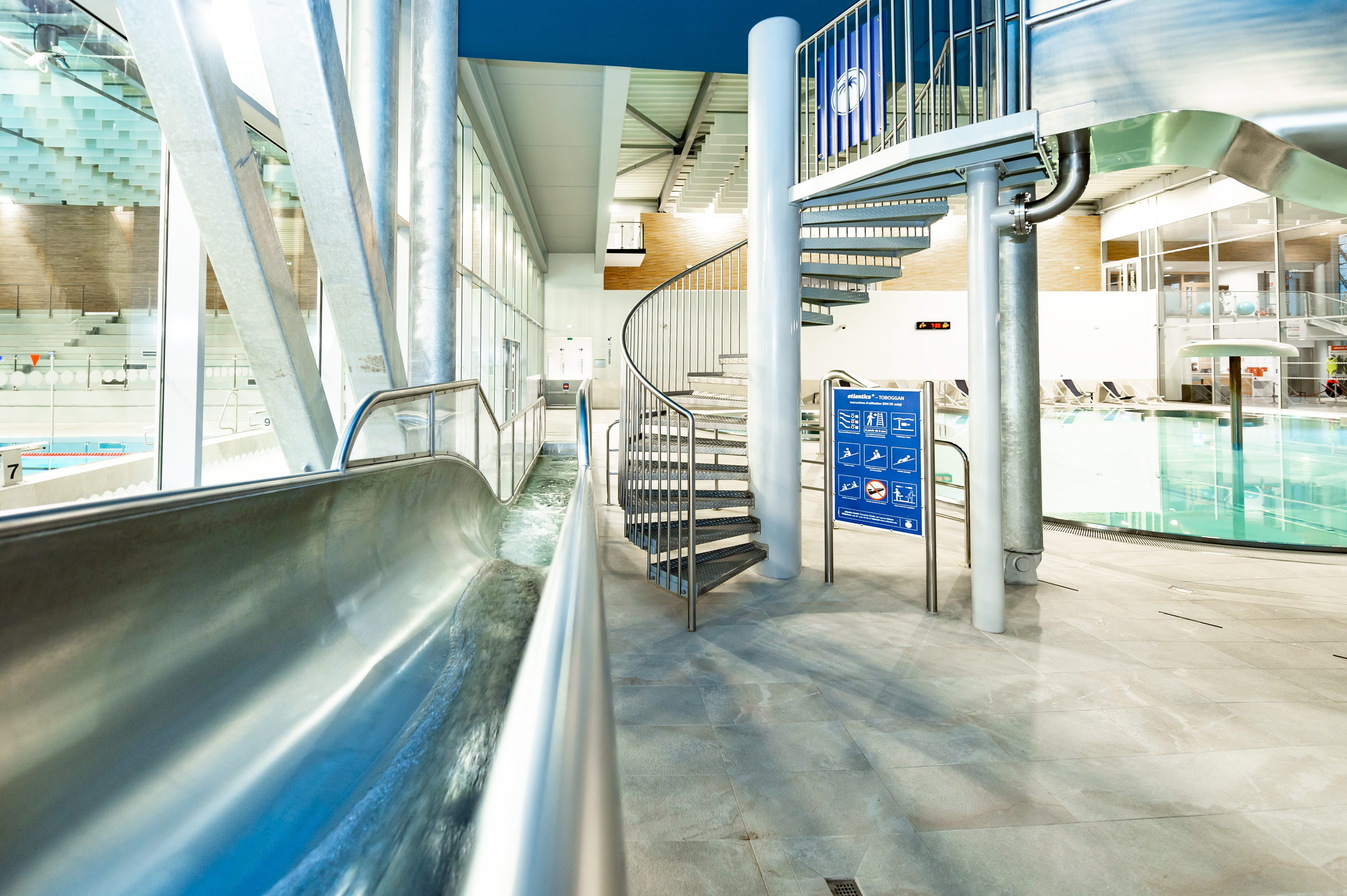 atlantics Wasserrutsche mit Landebecken aus Edelstahl, im Nungesser Centre Aquatique in Valenciennes in Frankreich