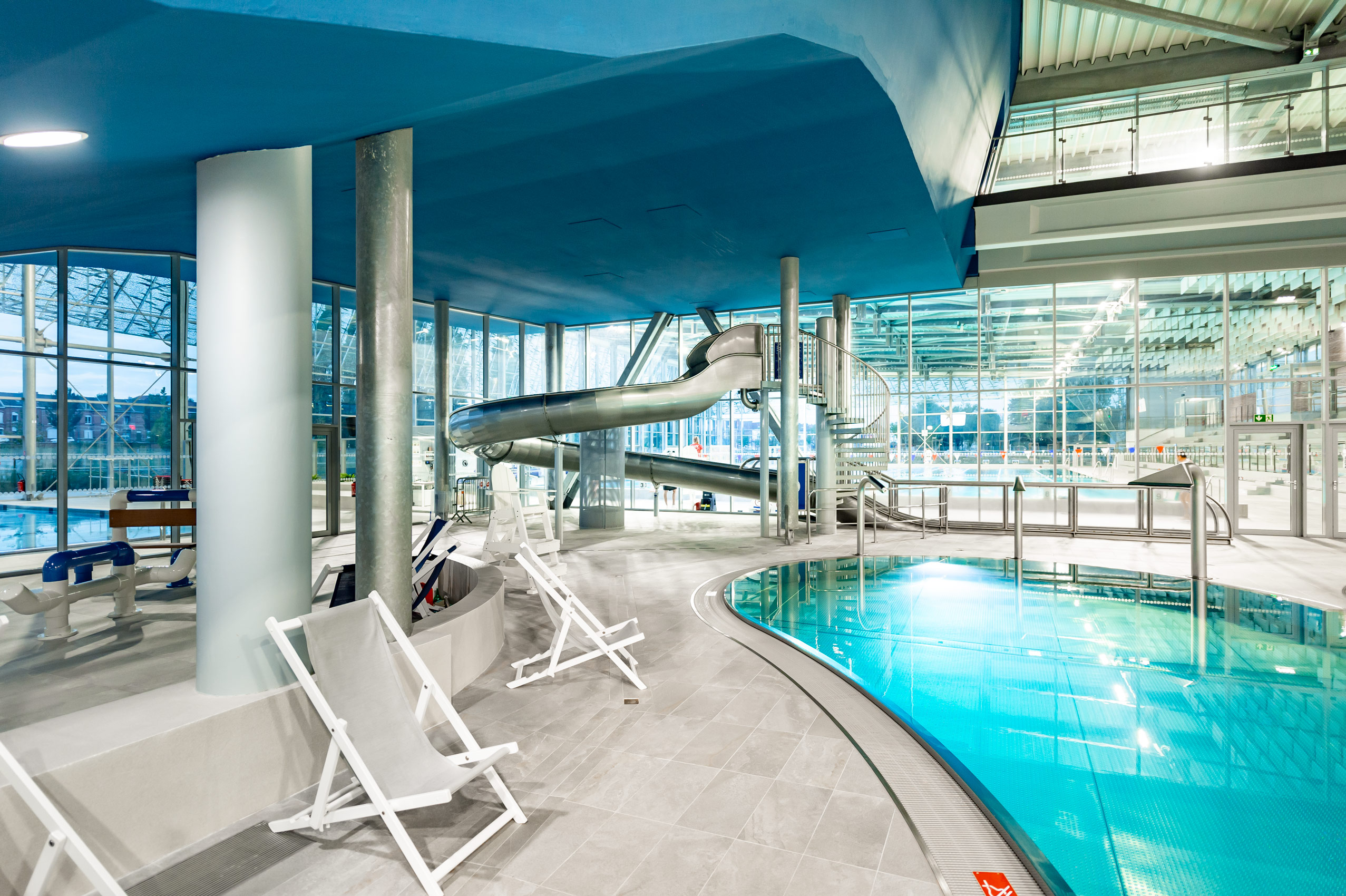 atlantics Wasserrutsche mit Landebecken aus Edelstahl, im Nungesser Centre Aquatique in Valenciennes in Frankreich