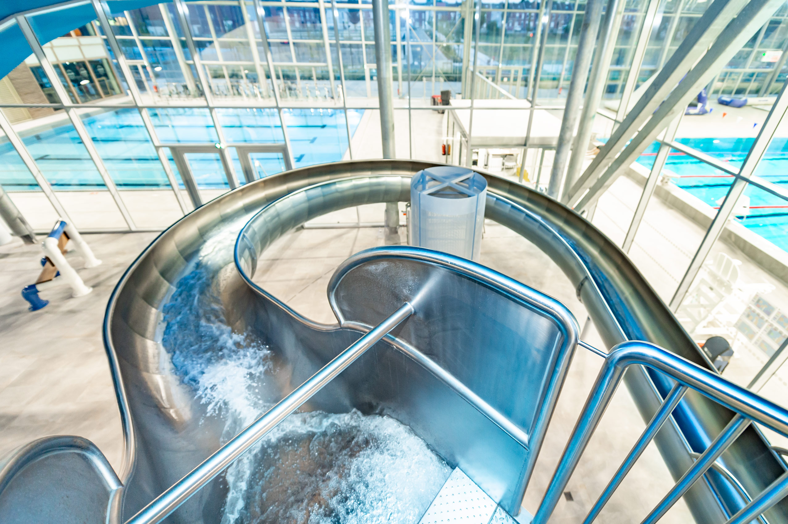 atlantics Wasserrutsche mit Landebecken aus Edelstahl, im Nungesser Centre Aquatique in Valenciennes in Frankreich