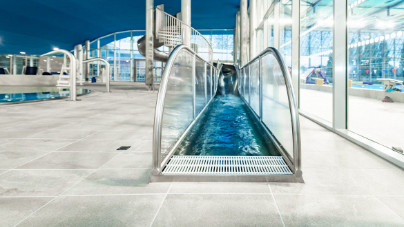 atlantics Wasserrutsche mit Landebecken aus Edelstahl, im Nungesser Centre Aquatique in Valenciennes in Frankreich
