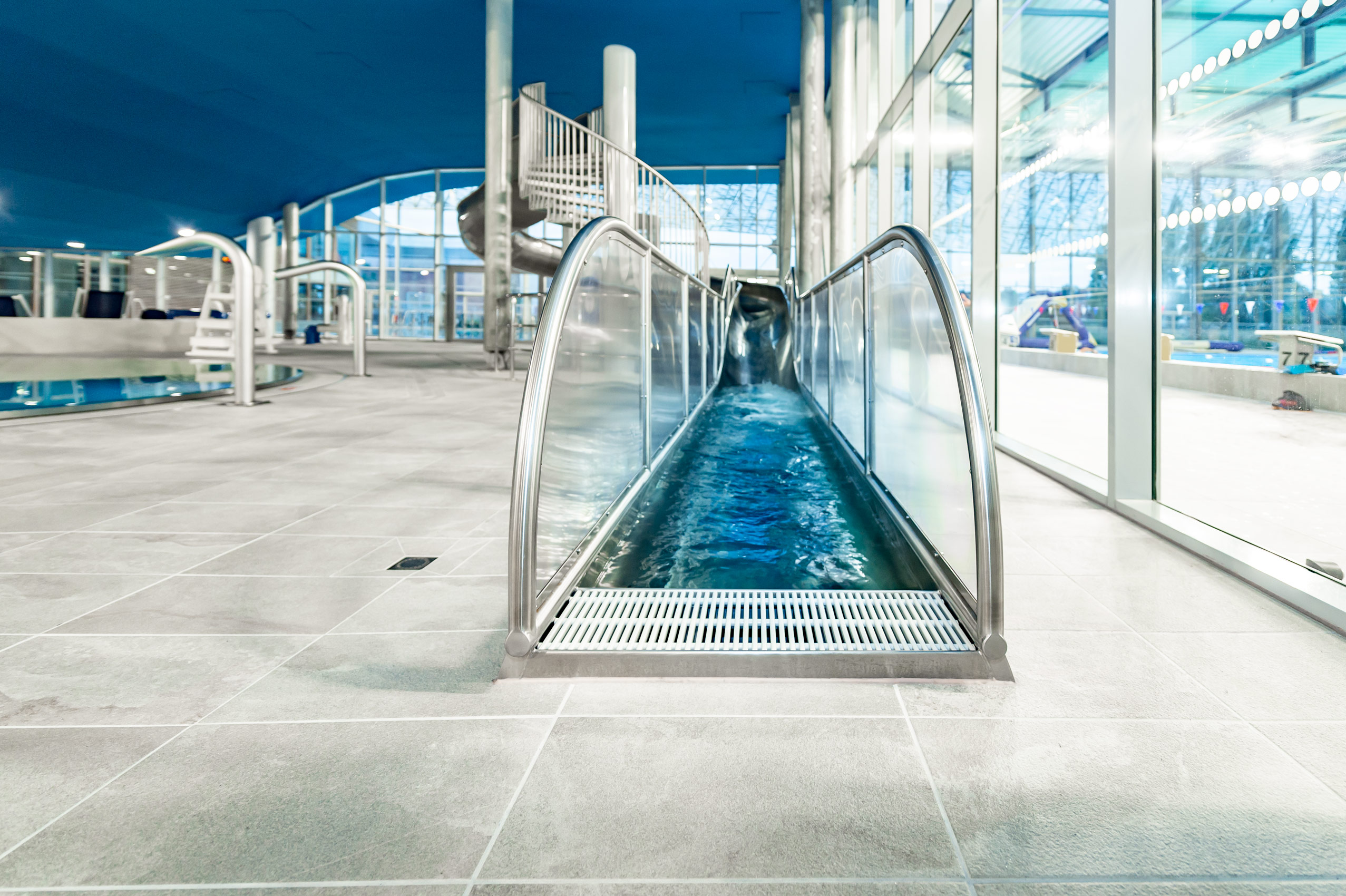 atlantics Wasserrutsche mit Landebecken aus Edelstahl, im Nungesser Centre Aquatique in Valenciennes in Frankreich