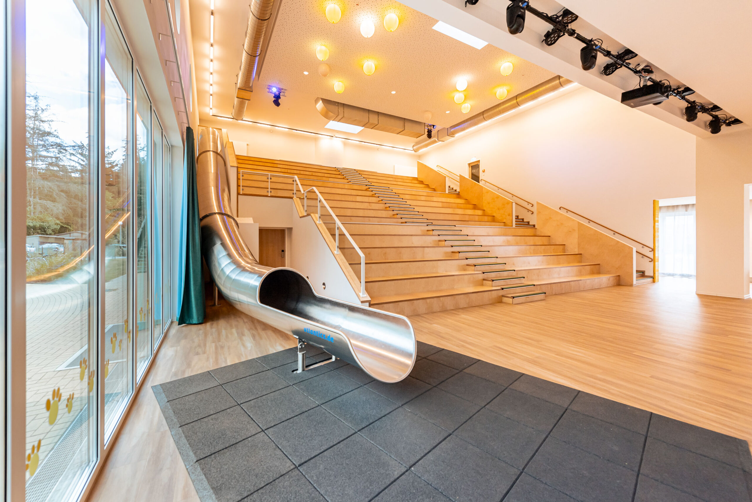 atlantics Edelstahlrutsche im Seetelhotel Kinderresort in Trassenheide auf Usedom, Tunnelrutsche, Hotelrutsche, Indoorrutsche