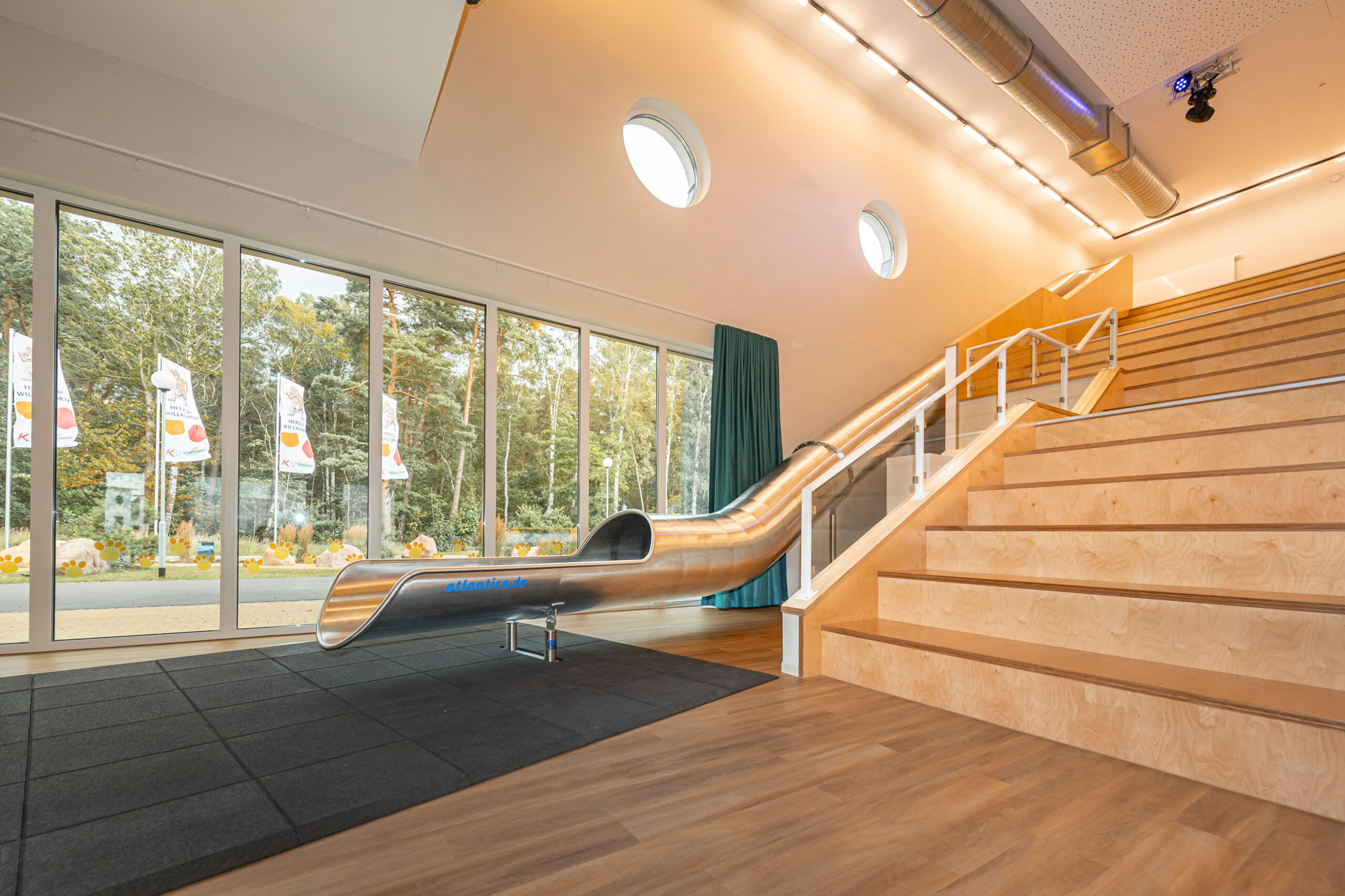 atlantics Edelstahlrutsche im Seetelhotel Kinderresort in Trassenheide auf Usedom, Tunnelrutsche, Hotelrutsche, Indoorrutsche