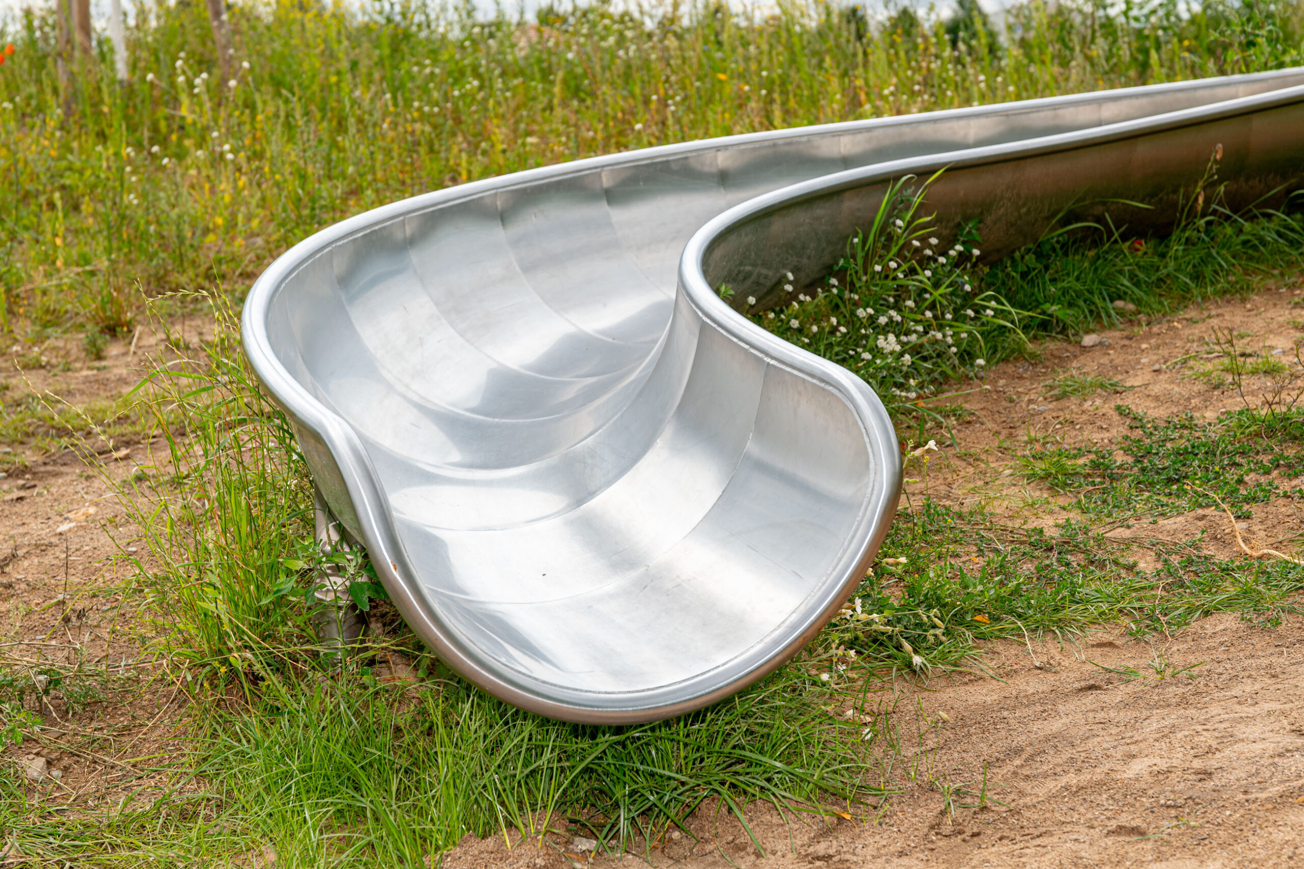 atlantics Edelstahlrutsche auf dem Spielplatz am Warensberg in Waren an der Müritz, Hangrutsche, Hanlbschalenrutsche