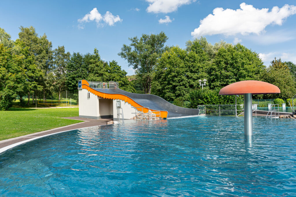 Escorrega de aço inoxidável atlantics no Waldschwimmbad Mosbach em Wutha-Farnroda, escorrega aquático largo, Freibad