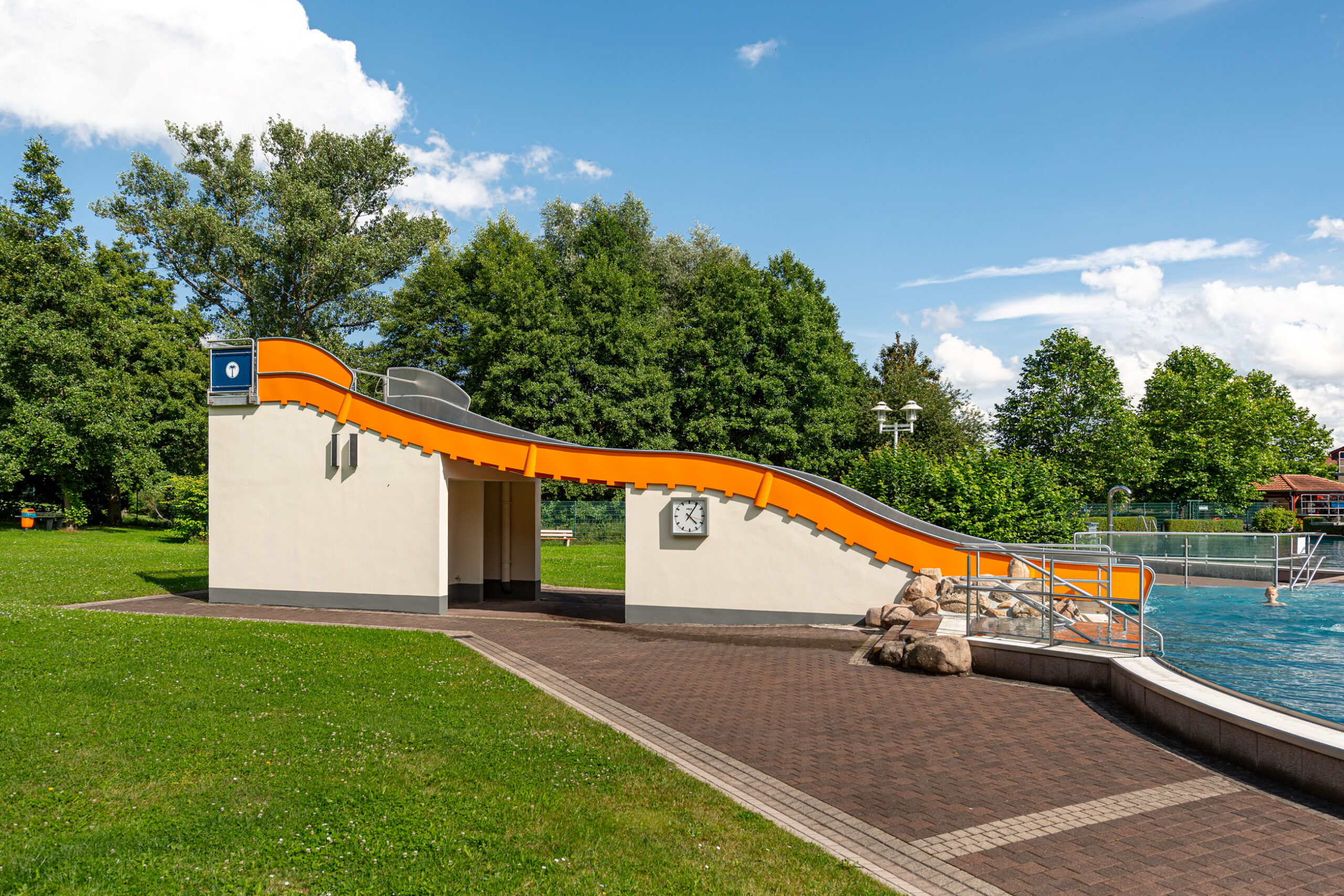 atlantics Edelstahlrutsche im Waldschwimmbad Mosbach in Wutha-Farnroda, Breitwasserrutsche, Freibad