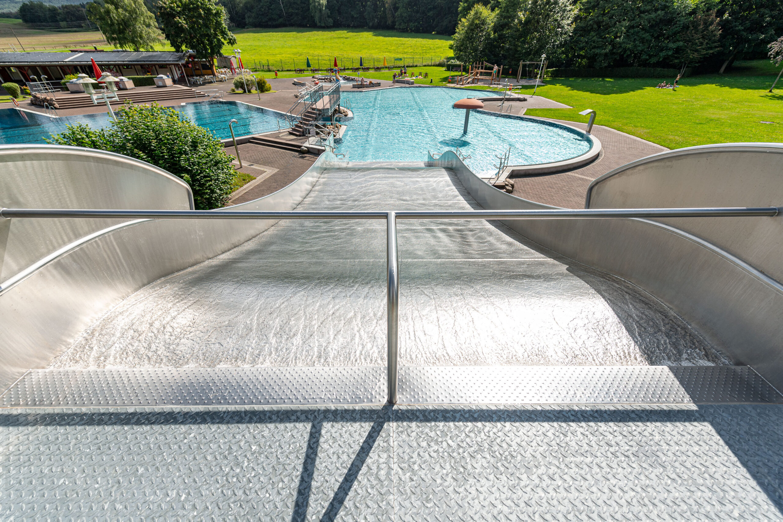 atlantics Edelstahlrutsche im Waldschwimmbad Mosbach in Wutha-Farnroda, Breitwasserrutsche, Freibad