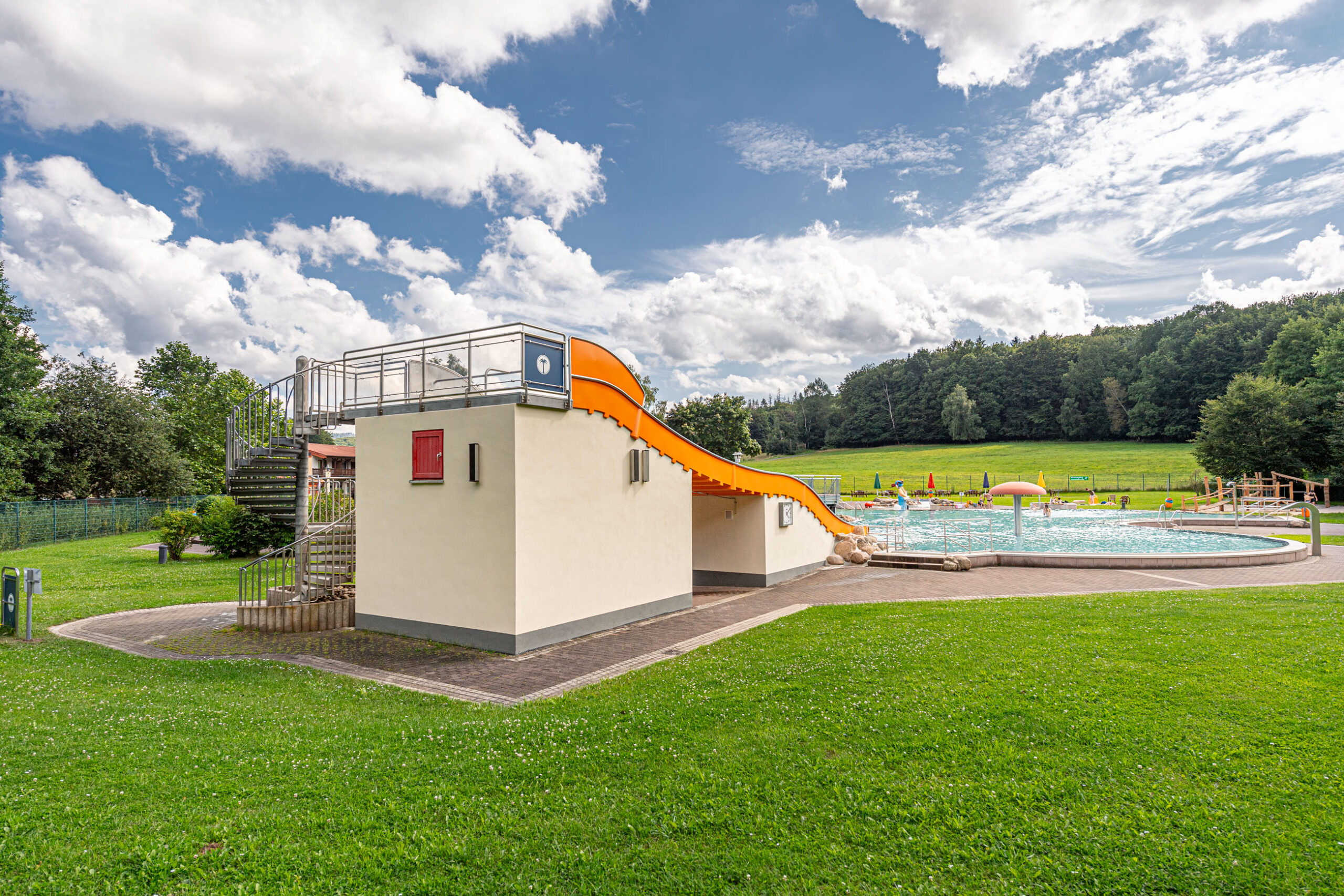 atlantics Edelstahlrutsche im Waldschwimmbad Mosbach in Wutha-Farnroda, Breitwasserrutsche, Freibad
