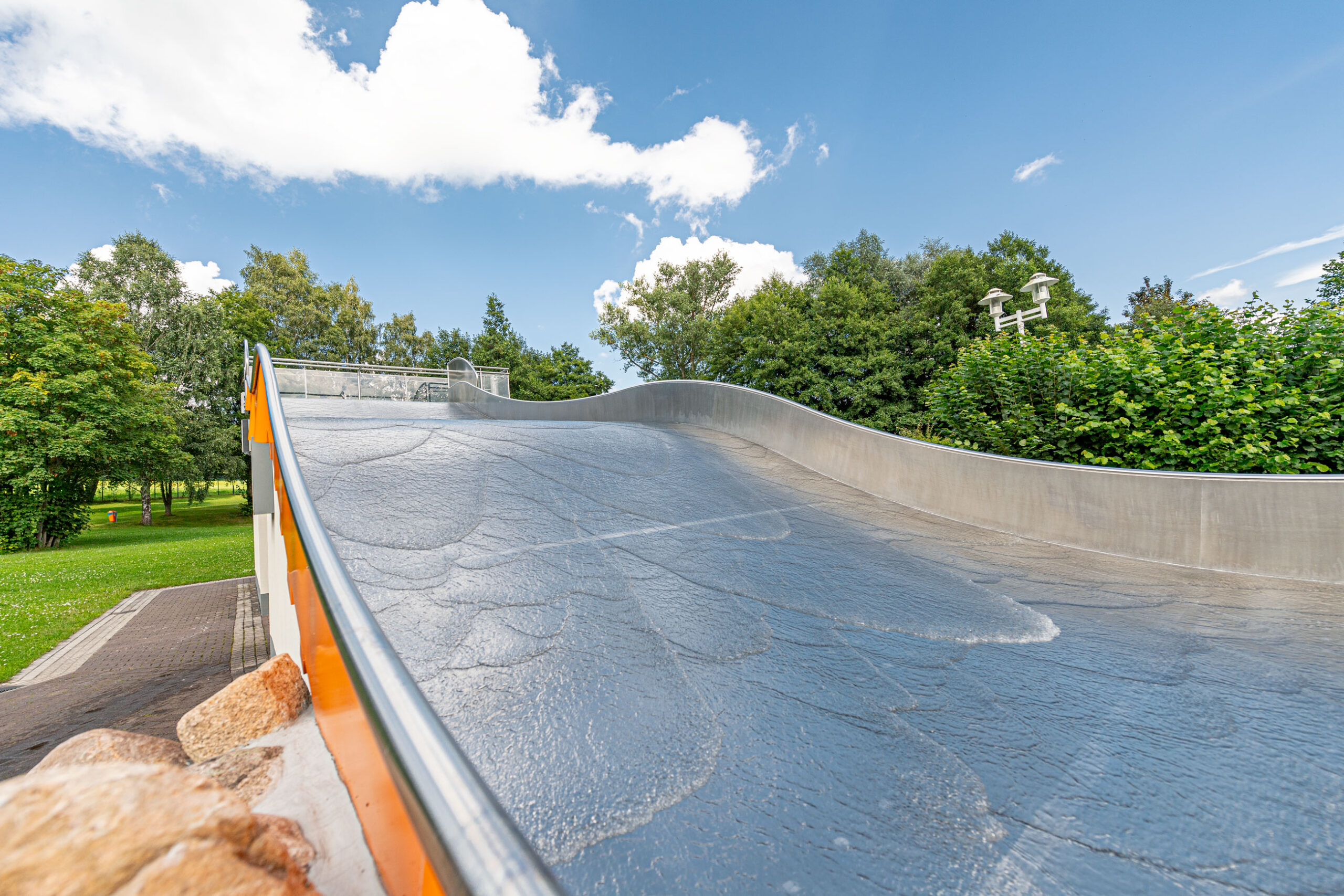atlantics Edelstahlrutsche im Waldschwimmbad Mosbach in Wutha-Farnroda, Breitwasserrutsche, Freibad