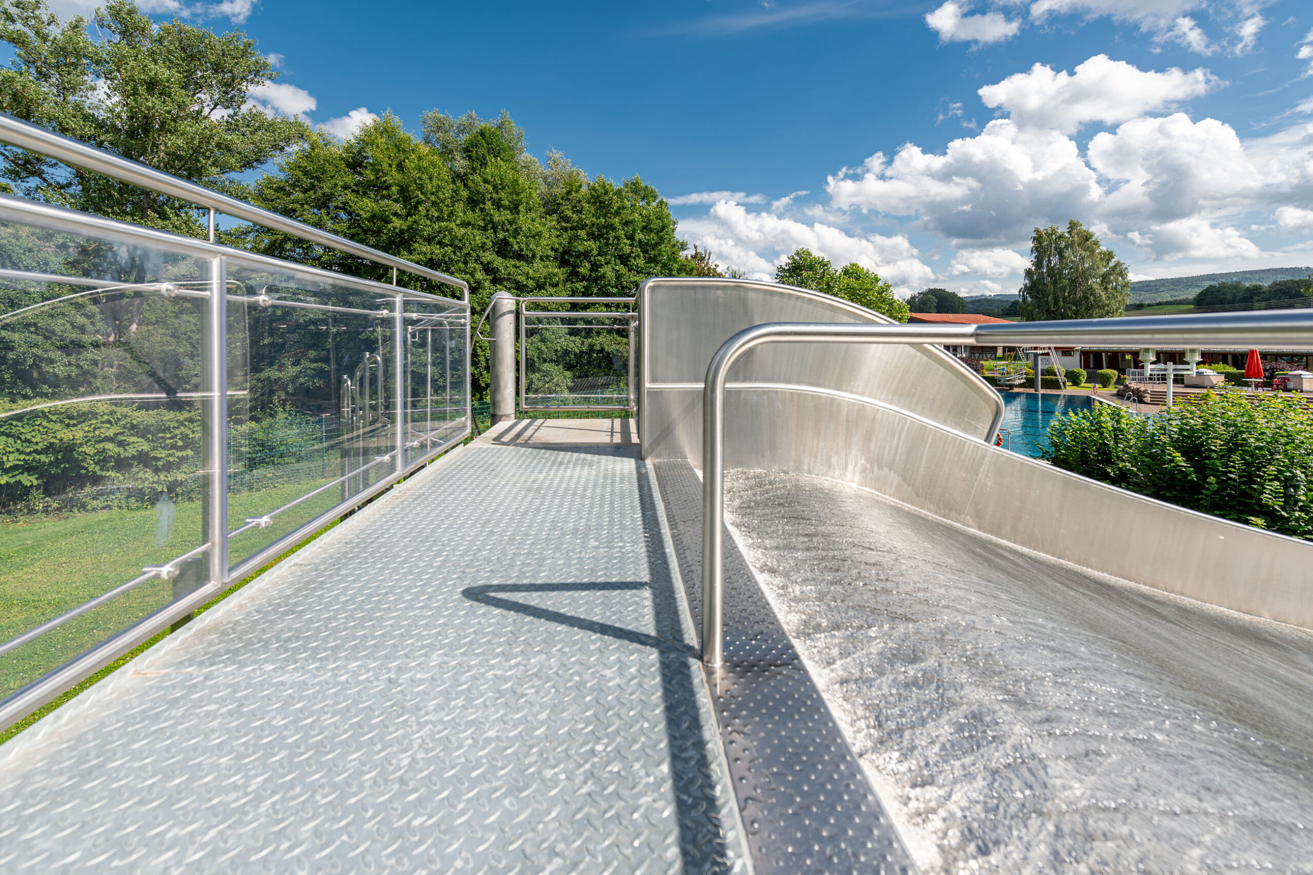 atlantics Edelstahlrutsche im Waldschwimmbad Mosbach in Wutha-Farnroda, Breitwasserrutsche, Freibad