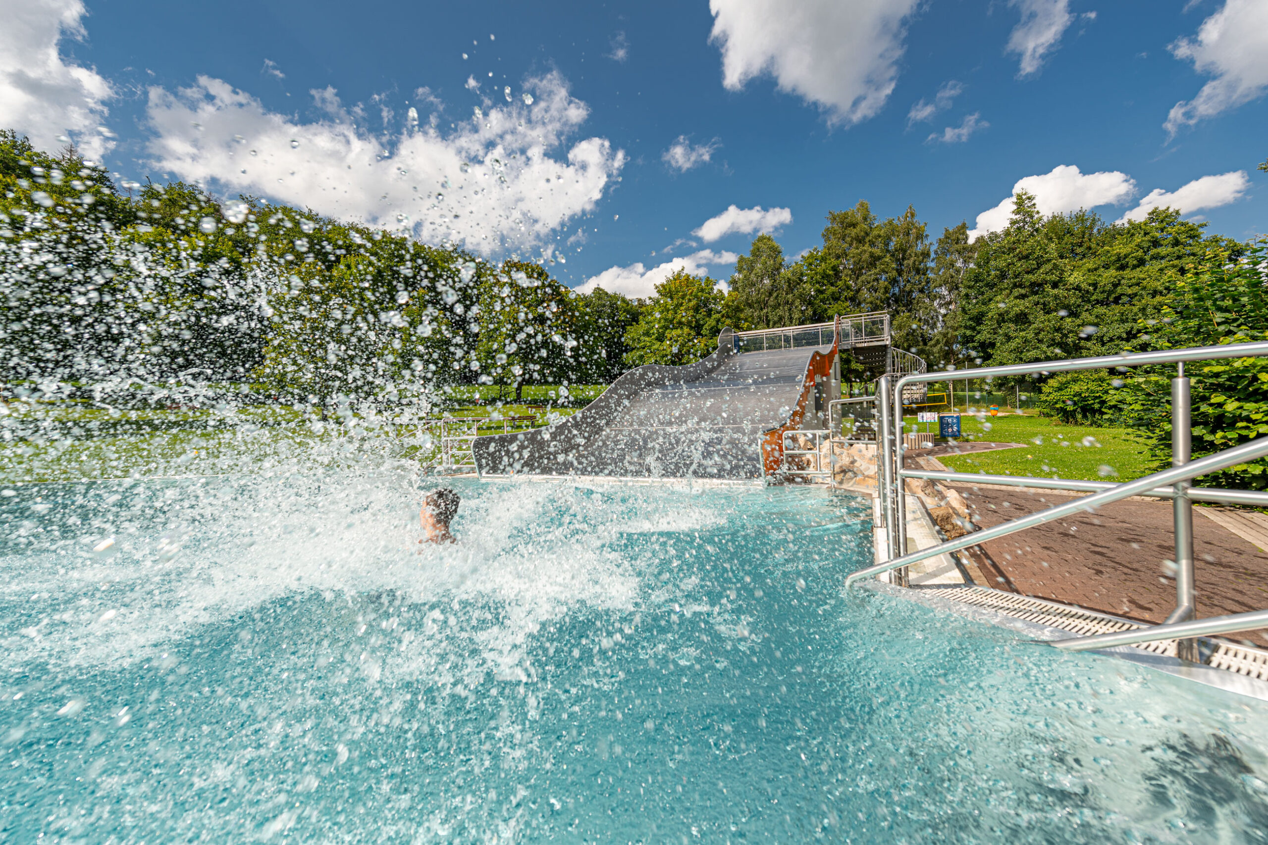 atlantics Edelstahlrutsche im Waldschwimmbad Mosbach in Wutha-Farnroda, Breitwasserrutsche, Freibad