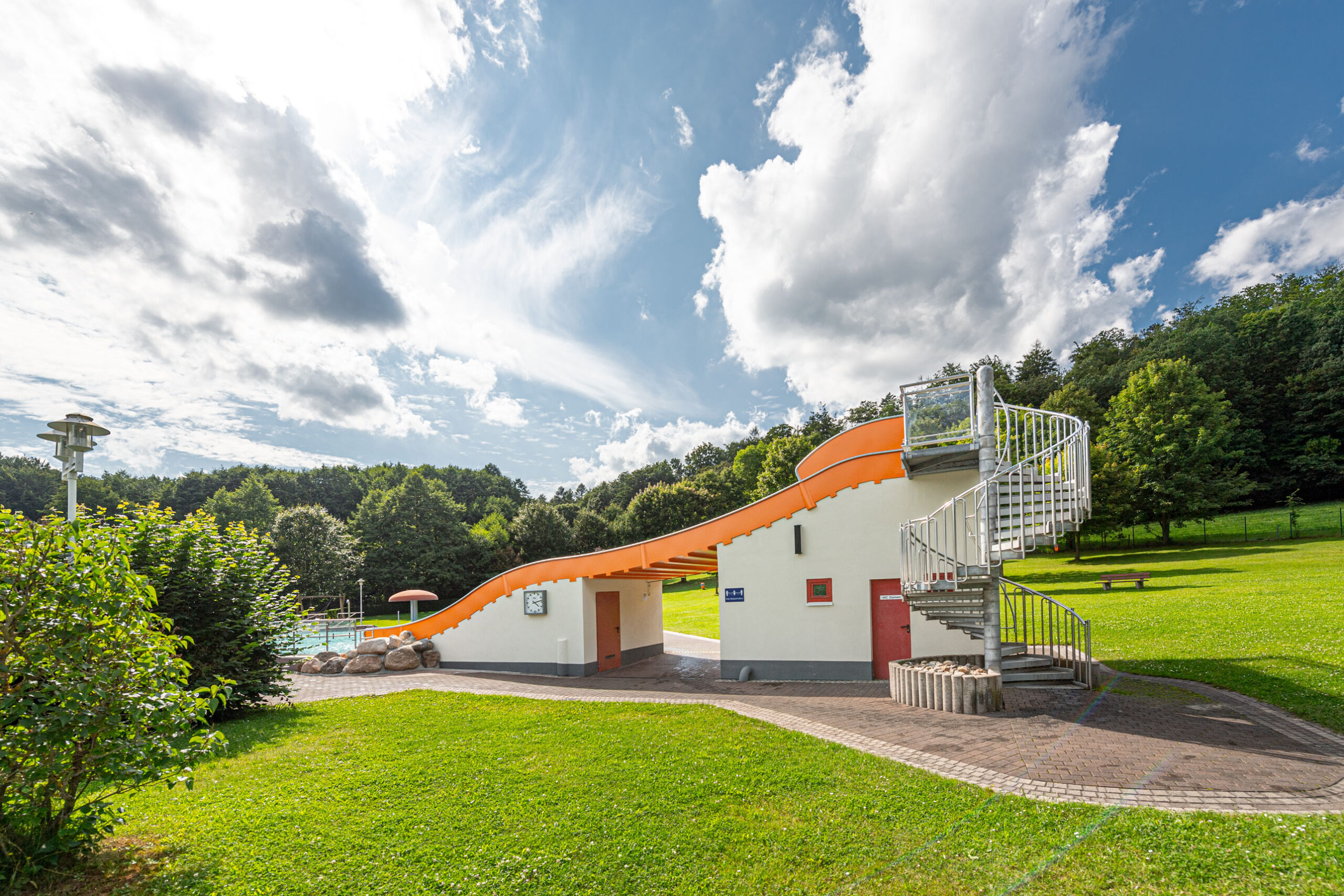 atlantics Edelstahlrutsche im Waldschwimmbad Mosbach in Wutha-Farnroda, Breitwasserrutsche, Freibad