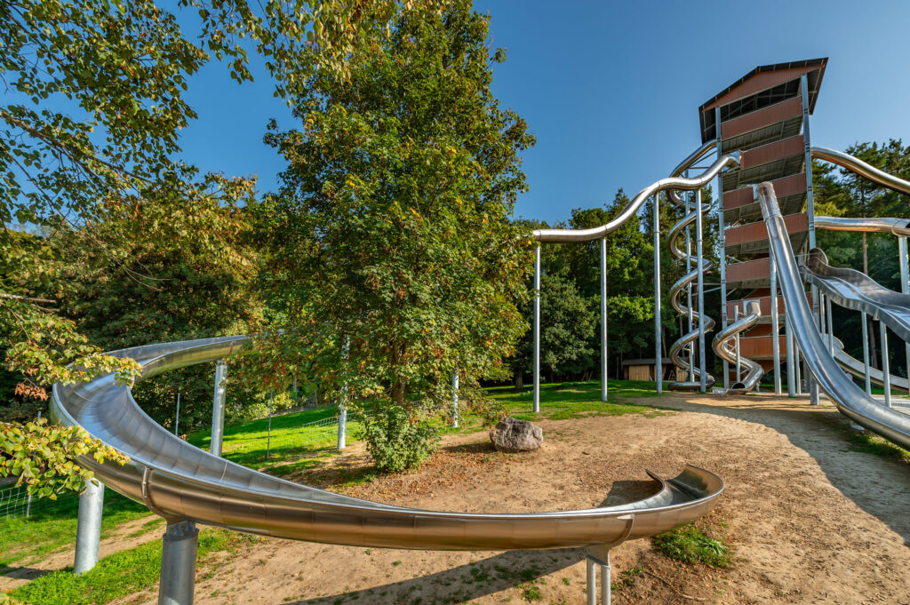 Torre de toboganes de acero inoxidable de atlantics en el Parque de fauna y ocio de Allensbach, en Baden-Wurtemberg