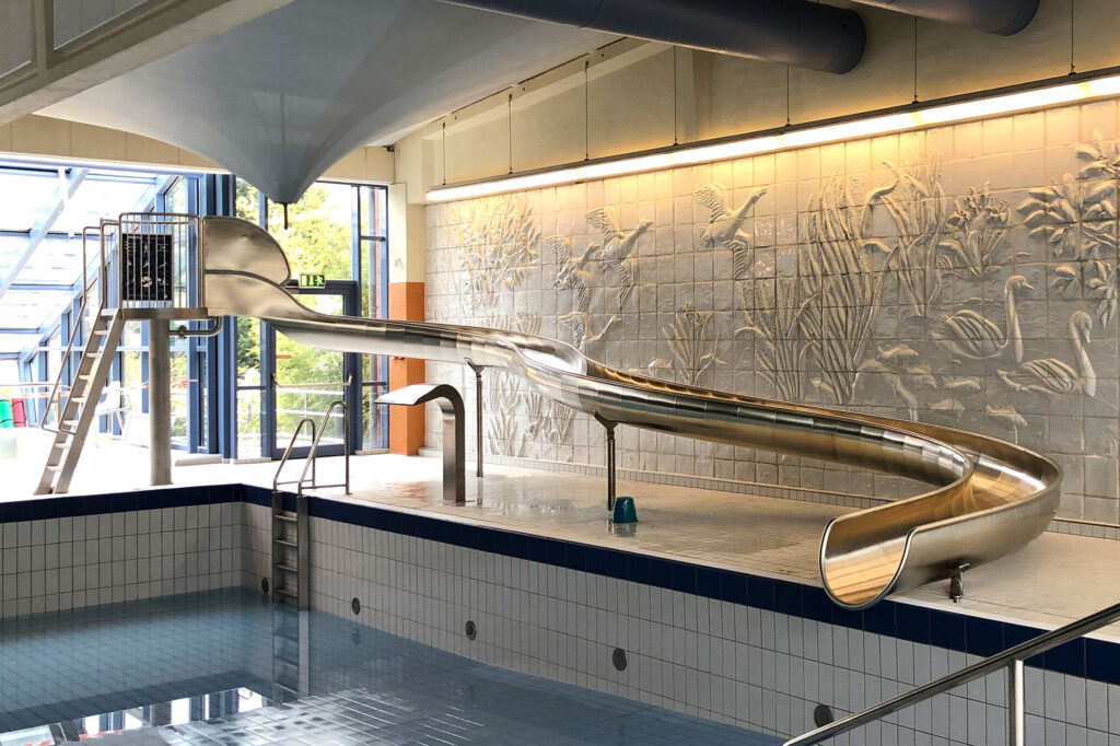 atlantics Halbschalenwasserrutsche aus Edelstahl im Aquavita Freizeitbad in Torgau
