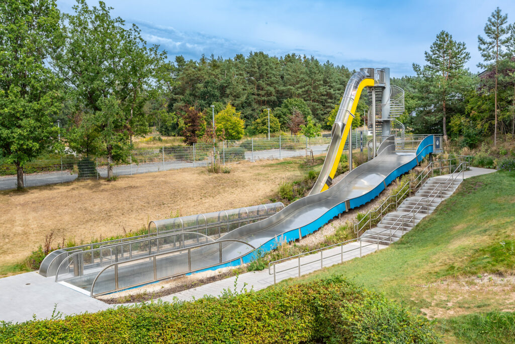 Toboggans aquatiques atlantics au Waldbad Grafenwöhr, toboggan à chute libre et toboggan à vagues, toboggan large en jaune et bleu, toboggans aquatiques en acier inoxydable avec bassin de réception