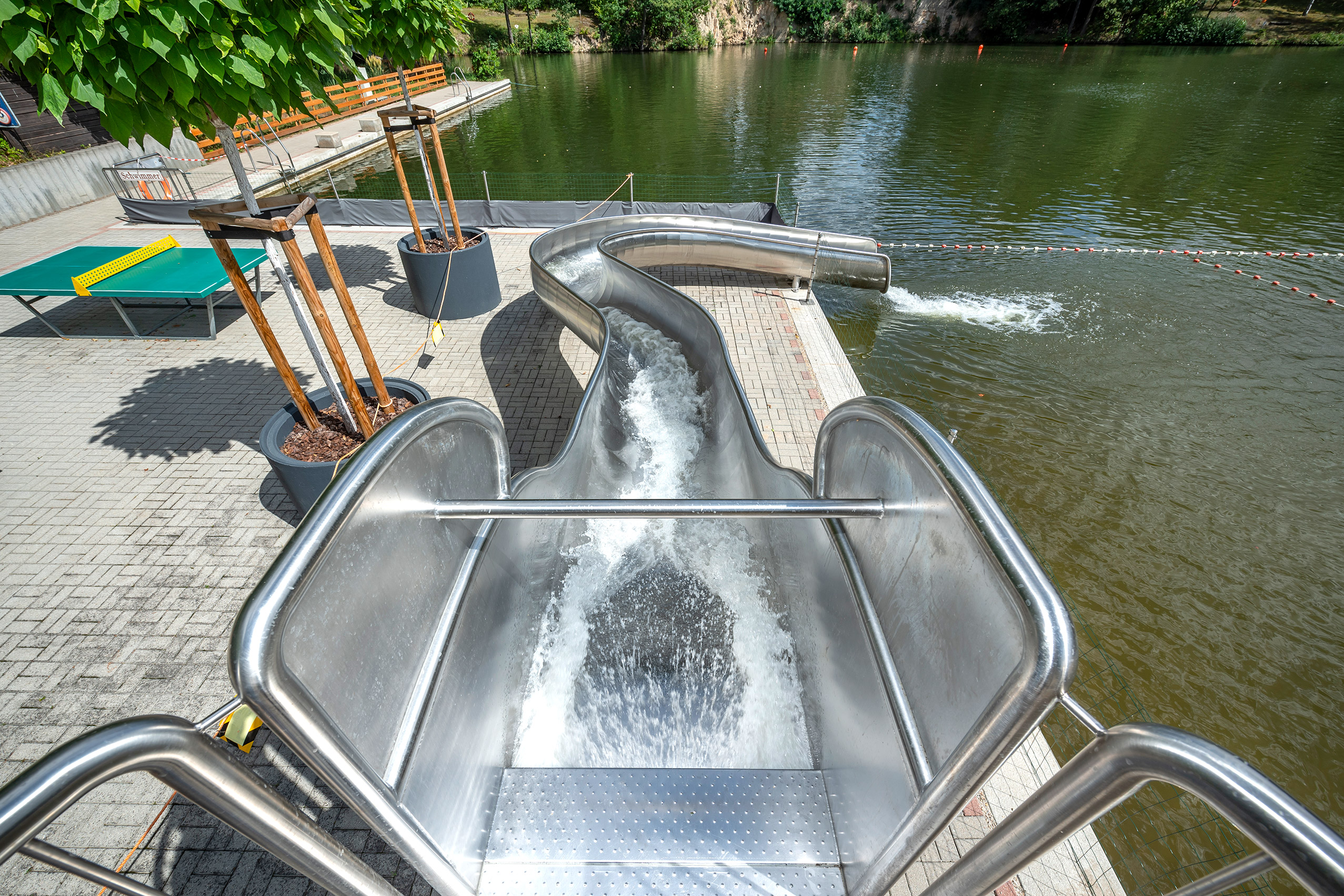 atlantics Wasserrutsche im Naturfreibad Frohburg, V4A, Halbschalenwasserrutsche aus Edelstahl