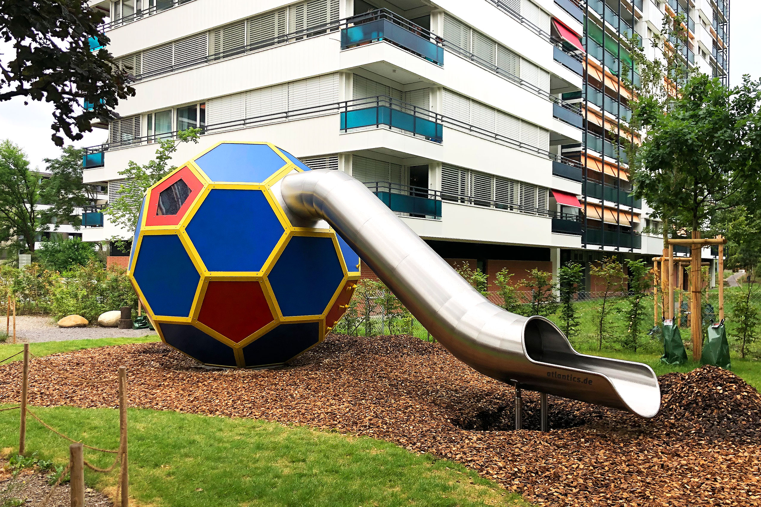 atlantics Spielfußball mit Edelstahlrutsche in einer Kita in Basel in der Schweiz