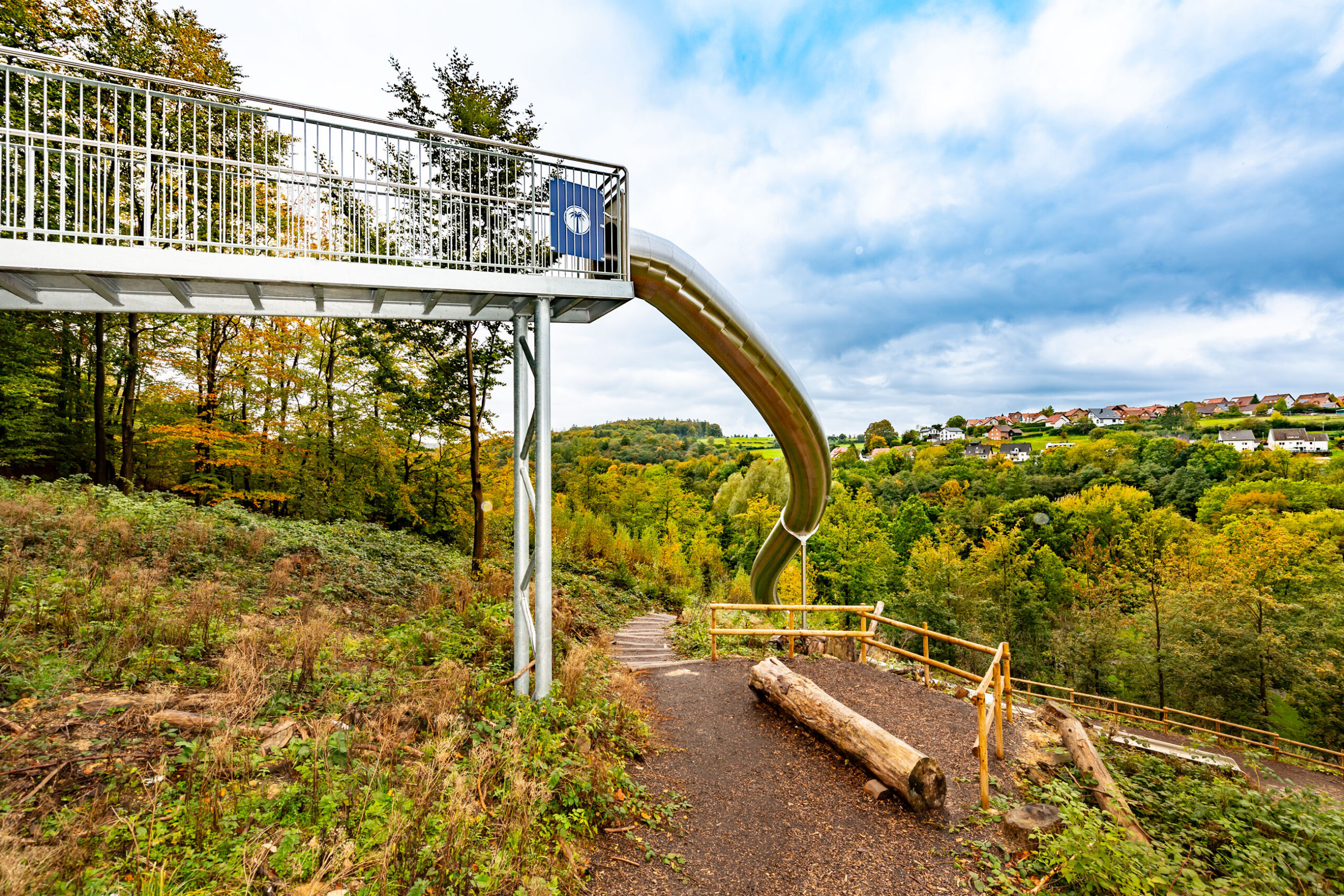 atlantics Edelstahlrutsche auf dem Spielplatz am Paddelteich in Bad Wünnenberg, Tunnelrutsche, Hangrutsche, Spielplatzrutsche