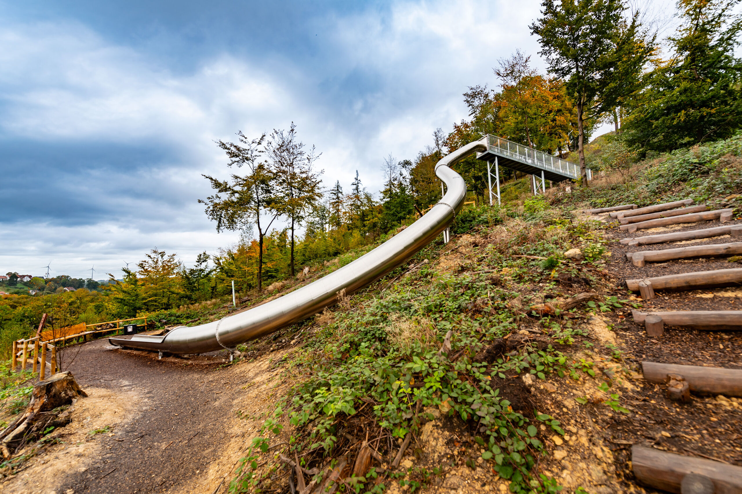 atlantics Edelstahlrutsche auf dem Spielplatz am Paddelteich in Bad Wünnenberg, Tunnelrutsche, Hangrutsche, Spielplatzrutsche