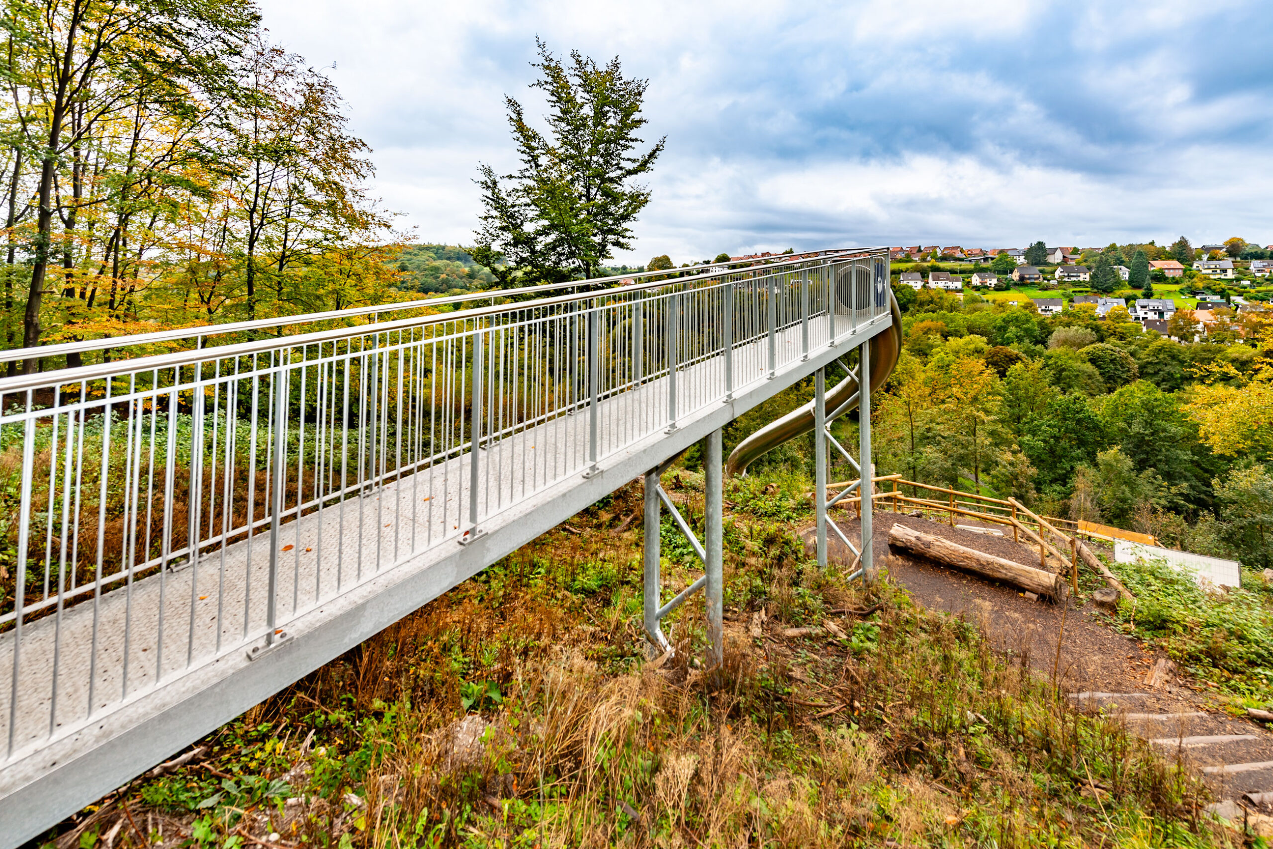 atlantics Edelstahlrutsche auf dem Spielplatz am Paddelteich in Bad Wünnenberg, Tunnelrutsche, Hangrutsche, Spielplatzrutsche