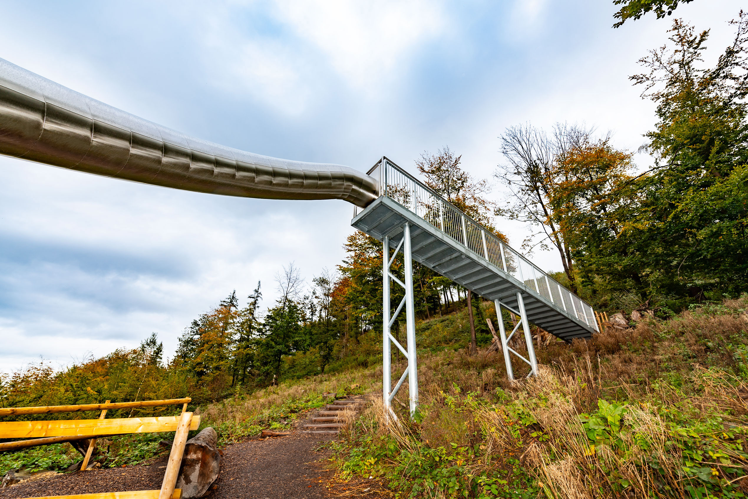 atlantics Edelstahlrutsche auf dem Spielplatz am Paddelteich in Bad Wünnenberg, Tunnelrutsche, Hangrutsche, Spielplatzrutsche