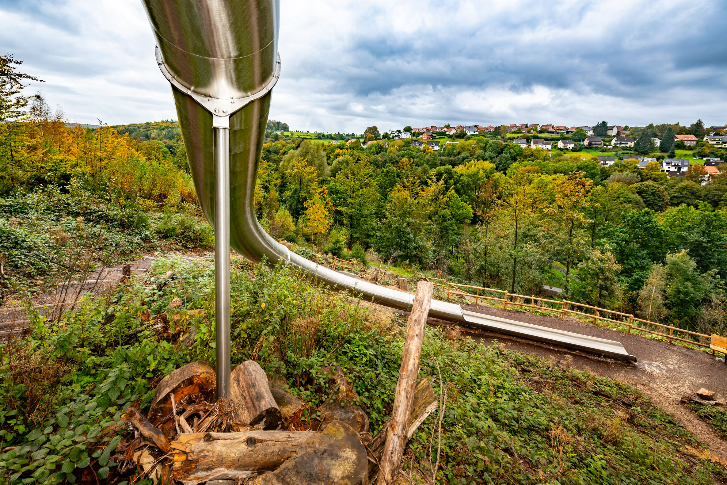 atlantics Edelstahlrutsche auf dem Spielplatz am Paddelteich in Bad Wünnenberg, Tunnelrutsche, Hangrutsche, Spielplatzrutsche