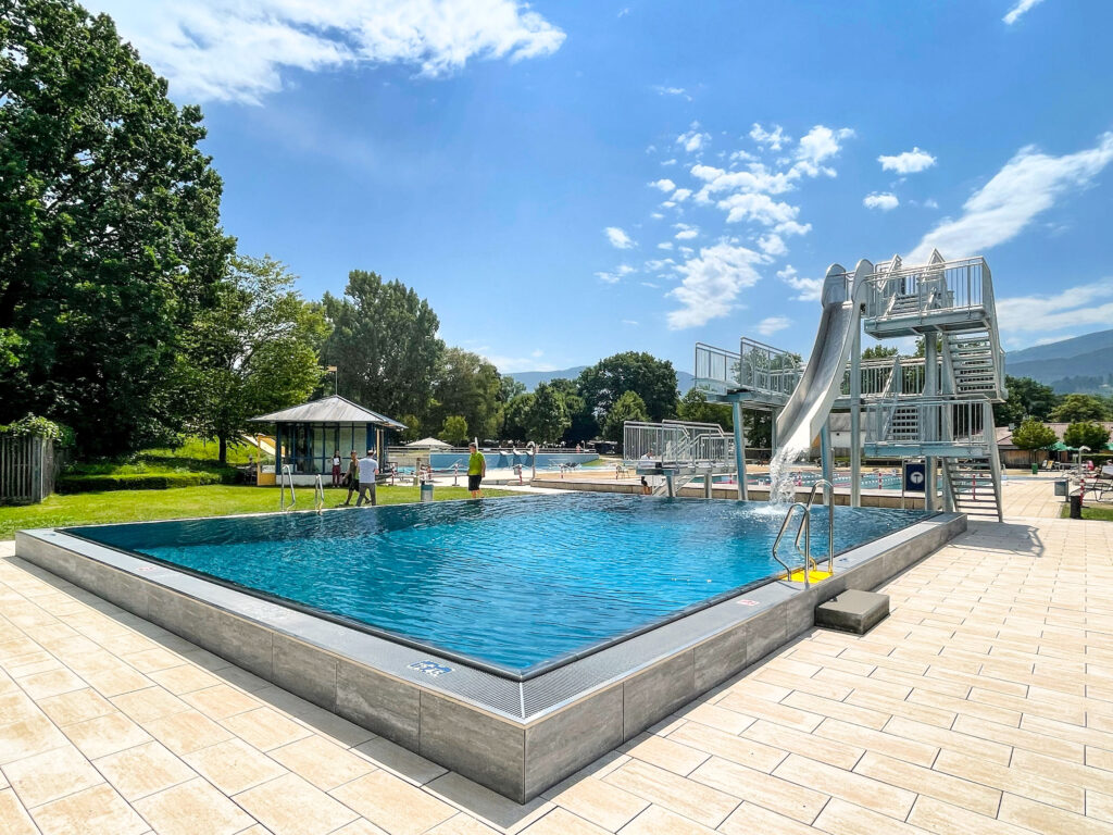 Escorrega em aço inoxidável atlantics no Dreisambad em Kirchzarten, piscina, torre de saltos