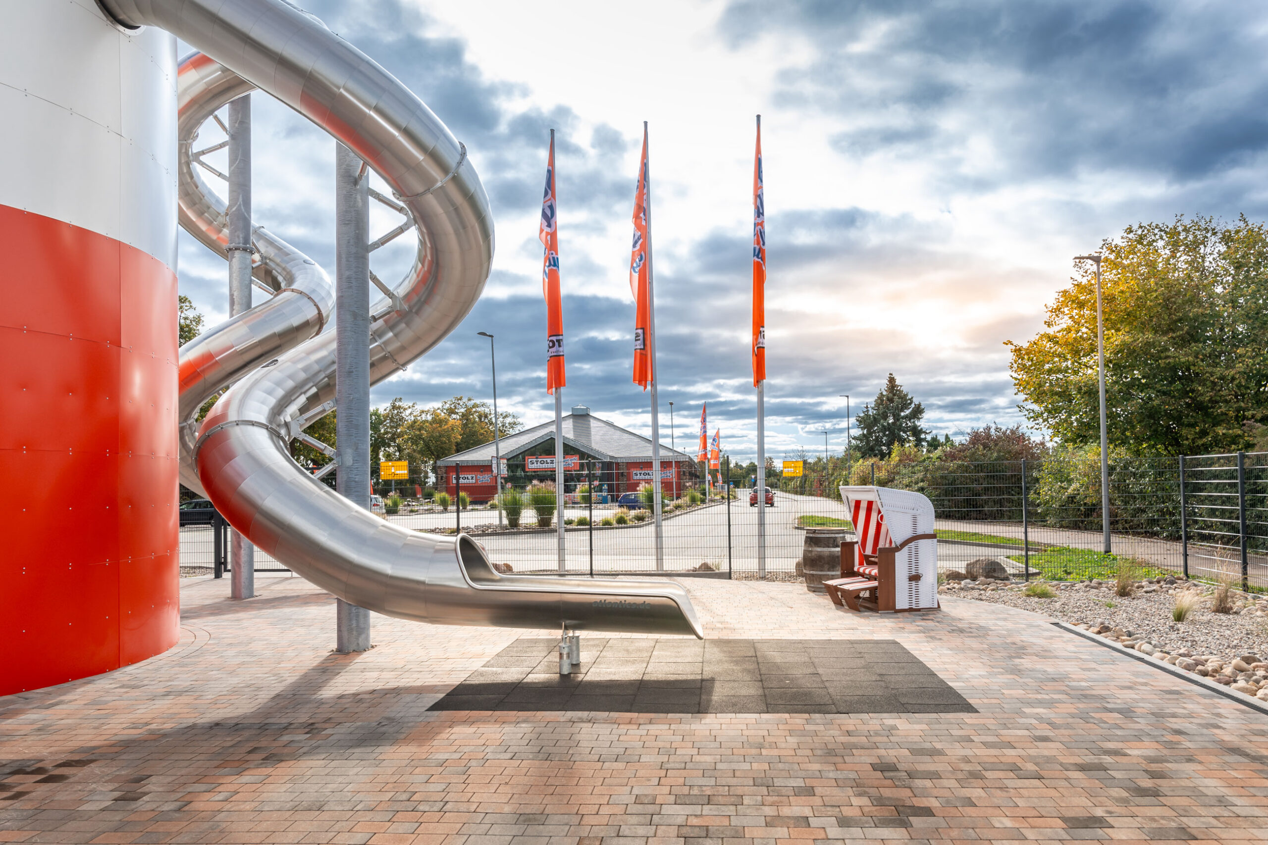 atlantics Edelstahlrutschen Erlebnis Leuchtturm in rot-weiß als Spielplatz, Kaufhaus Stolz in Rechlin und sein Rutschenturm