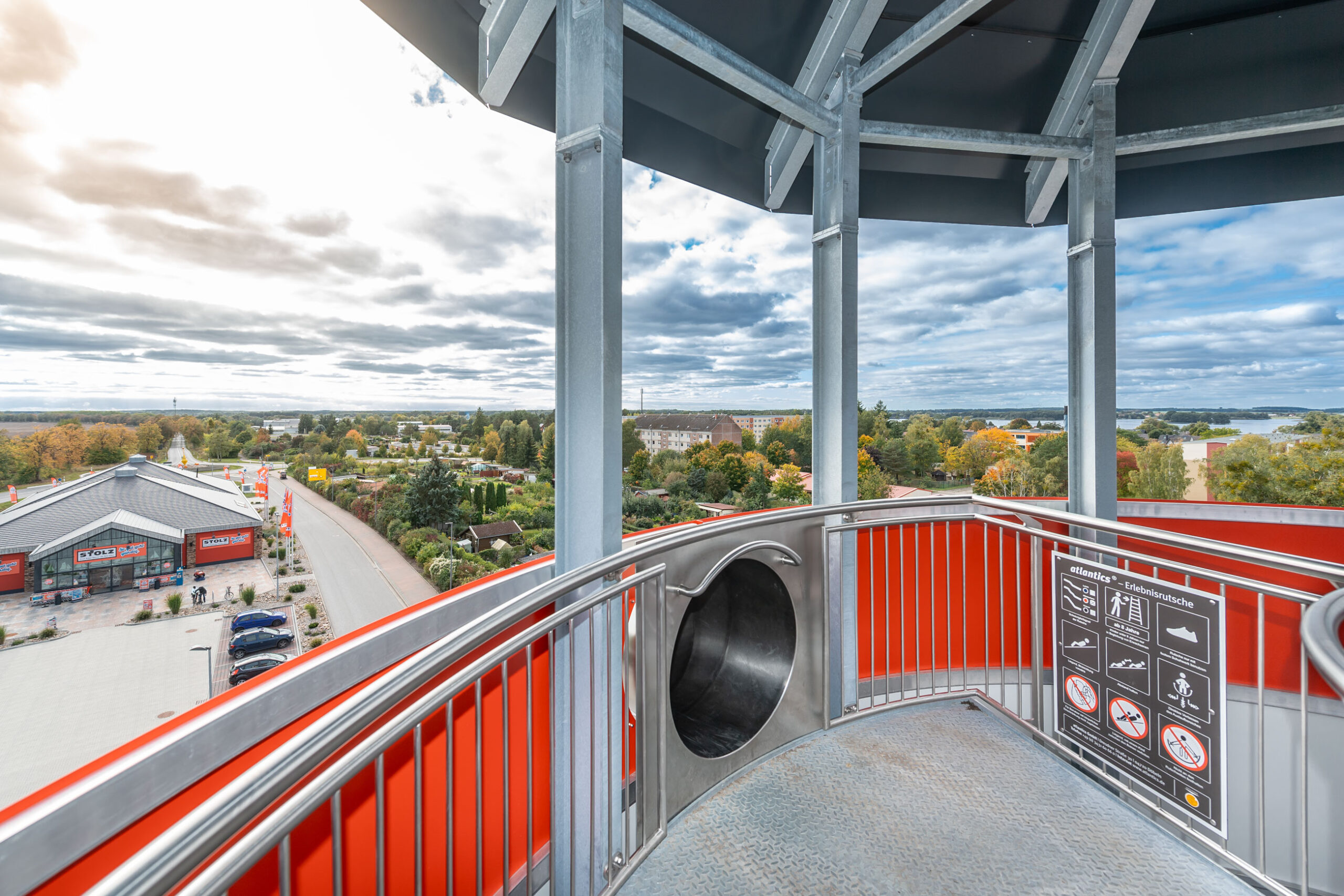 atlantics Edelstahlrutschen Erlebnis Leuchtturm in rot-weiß als Spielplatz, Kaufhaus Stolz in Rechlin und sein Rutschenturm