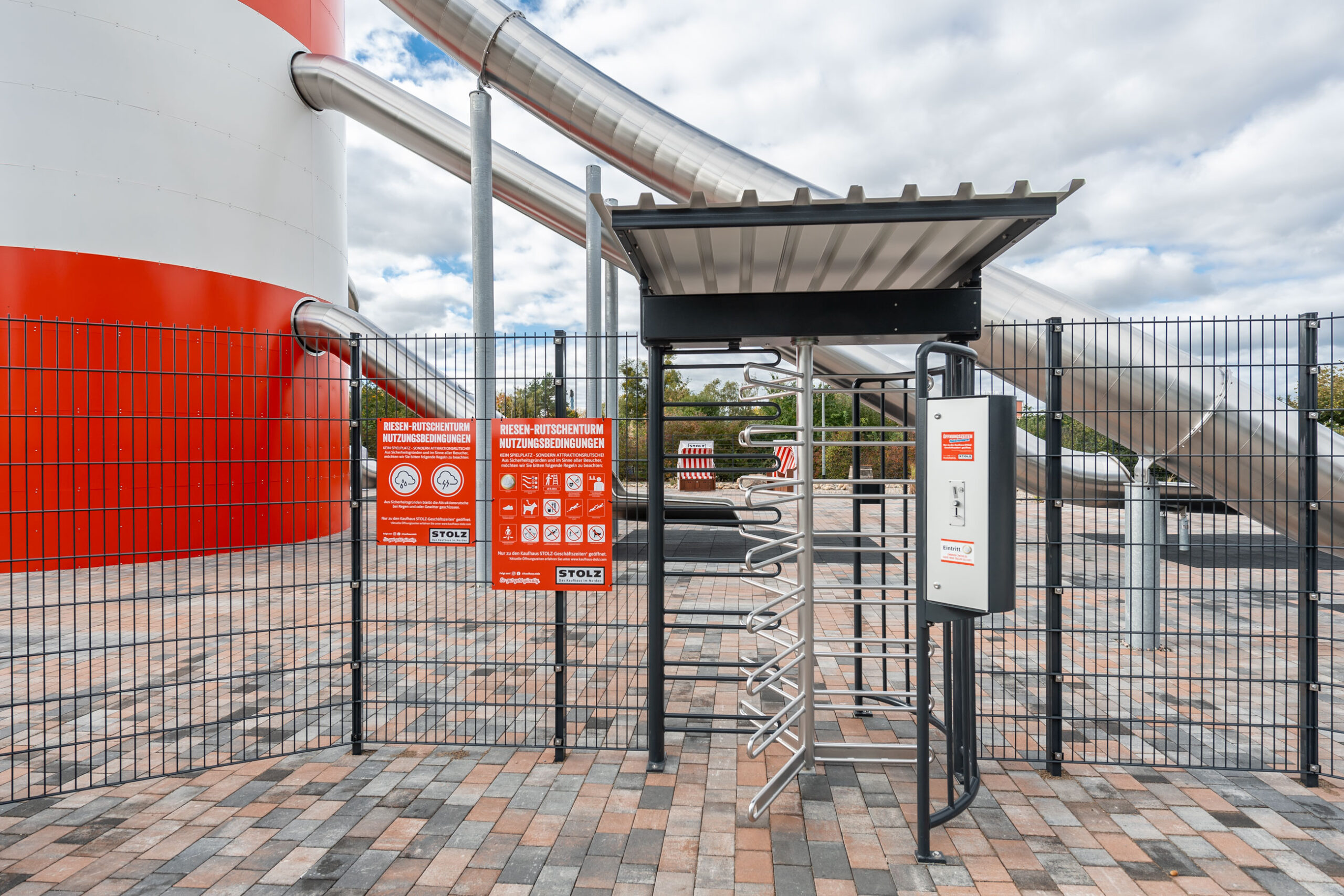 atlantics Edelstahlrutschen Erlebnis Leuchtturm in rot-weiß als Spielplatz, Kaufhaus Stolz in Rechlin und sein Rutschenturm