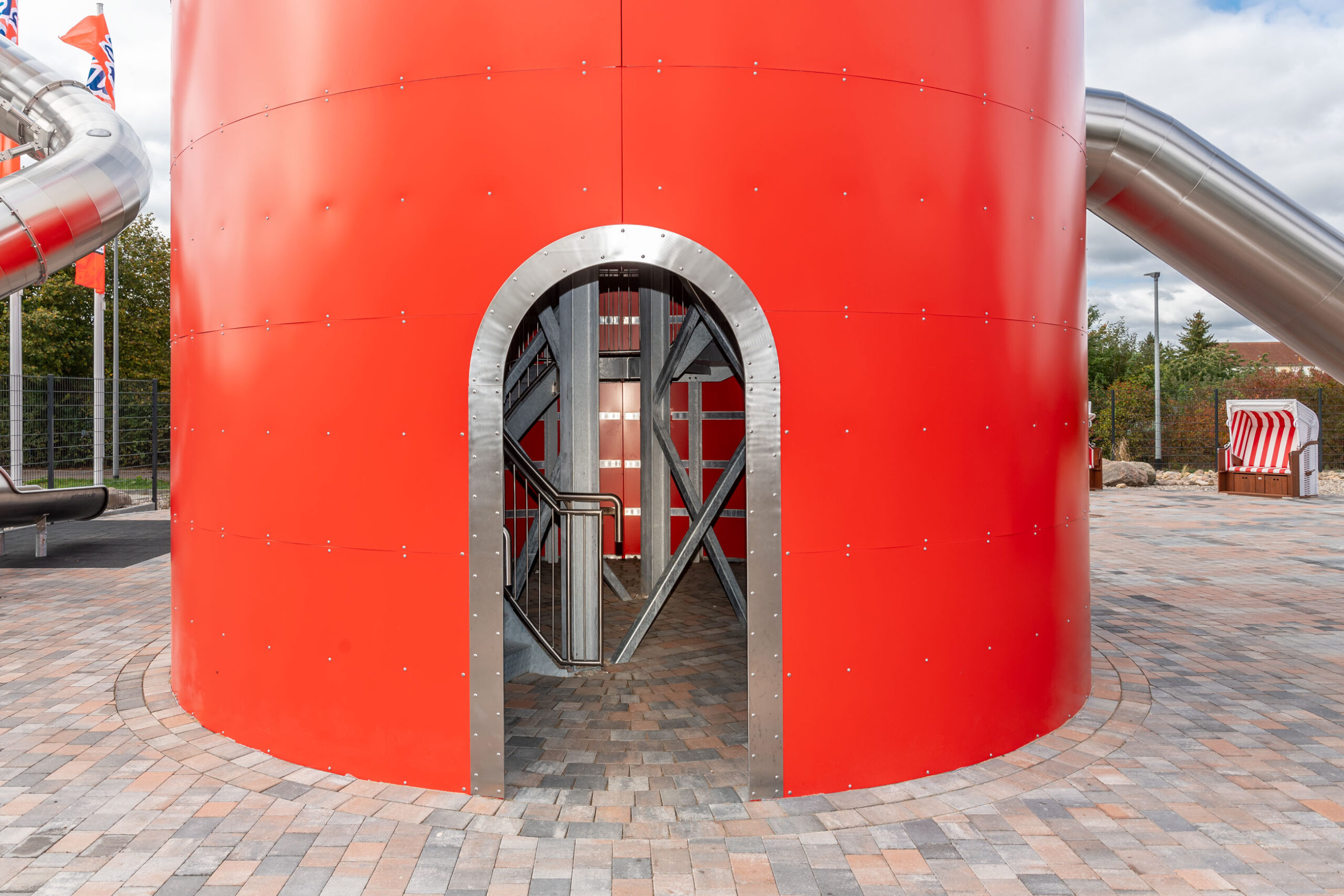atlantics Edelstahlrutschen Erlebnis Leuchtturm in rot-weiß als Spielplatz, Kaufhaus Stolz in Rechlin und sein Rutschenturm