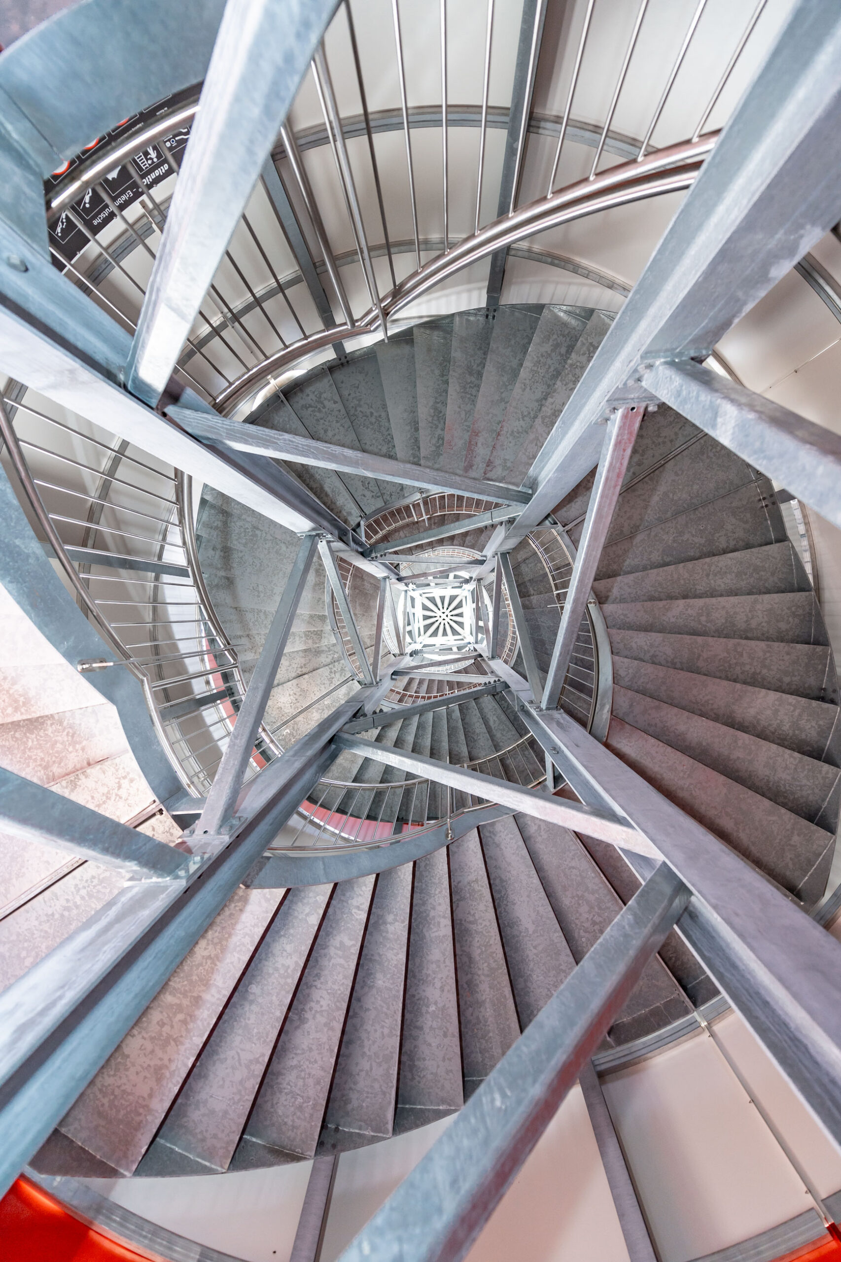 atlantics Edelstahlrutschen Erlebnis Leuchtturm in rot-weiß als Spielplatz, Kaufhaus Stolz in Rechlin und sein Rutschenturm