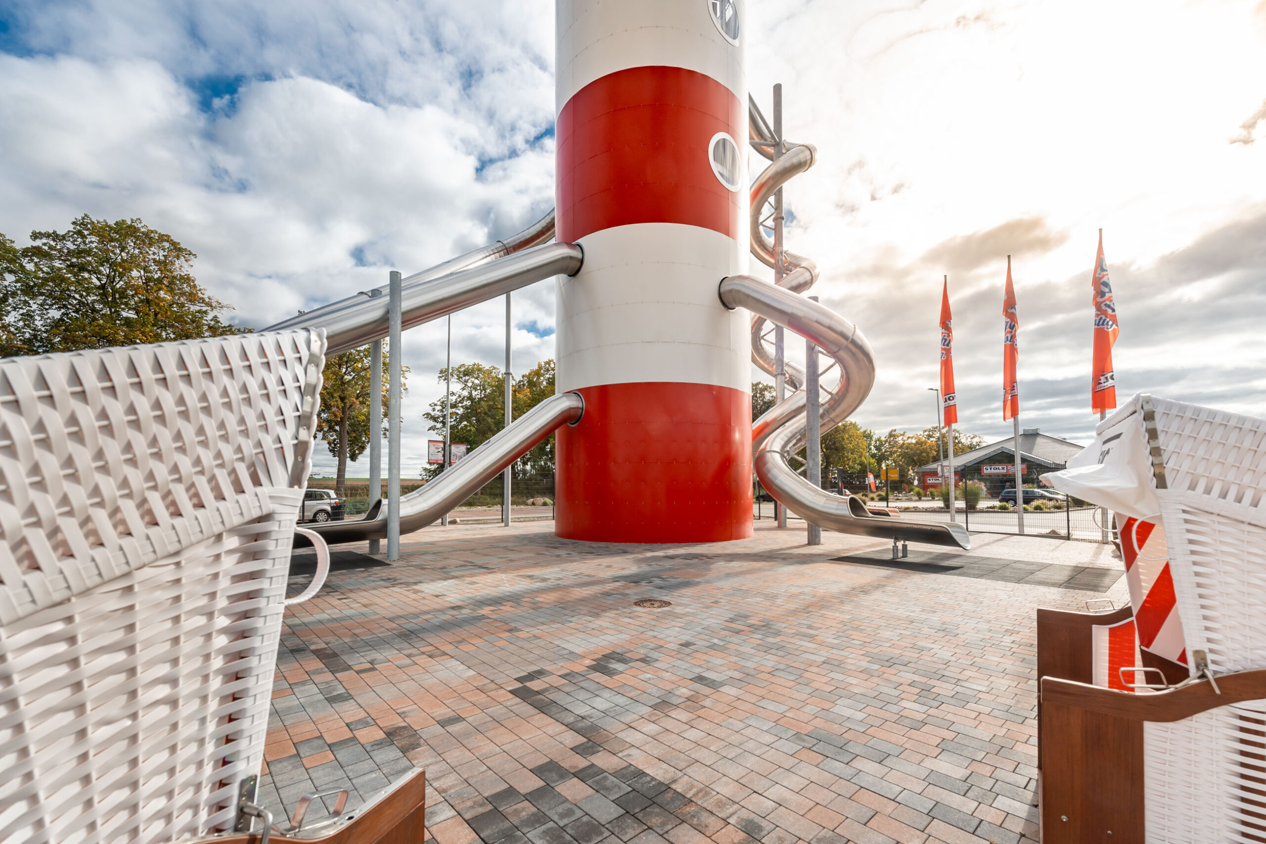 atlantics Edelstahlrutschen Erlebnis Leuchtturm in rot-weiß als Spielplatz, Kaufhaus Stolz in Rechlin und sein Rutschenturm