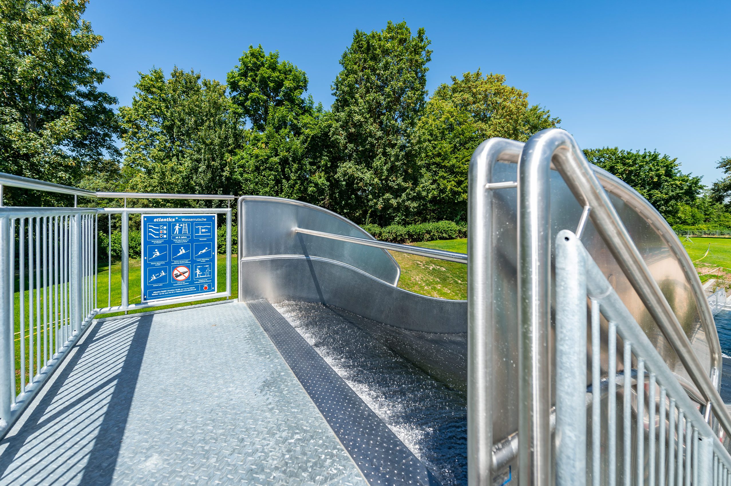 Hinweisschild zur Breitwasserrutsche mit Landebecken im Familienbad Haigerloch