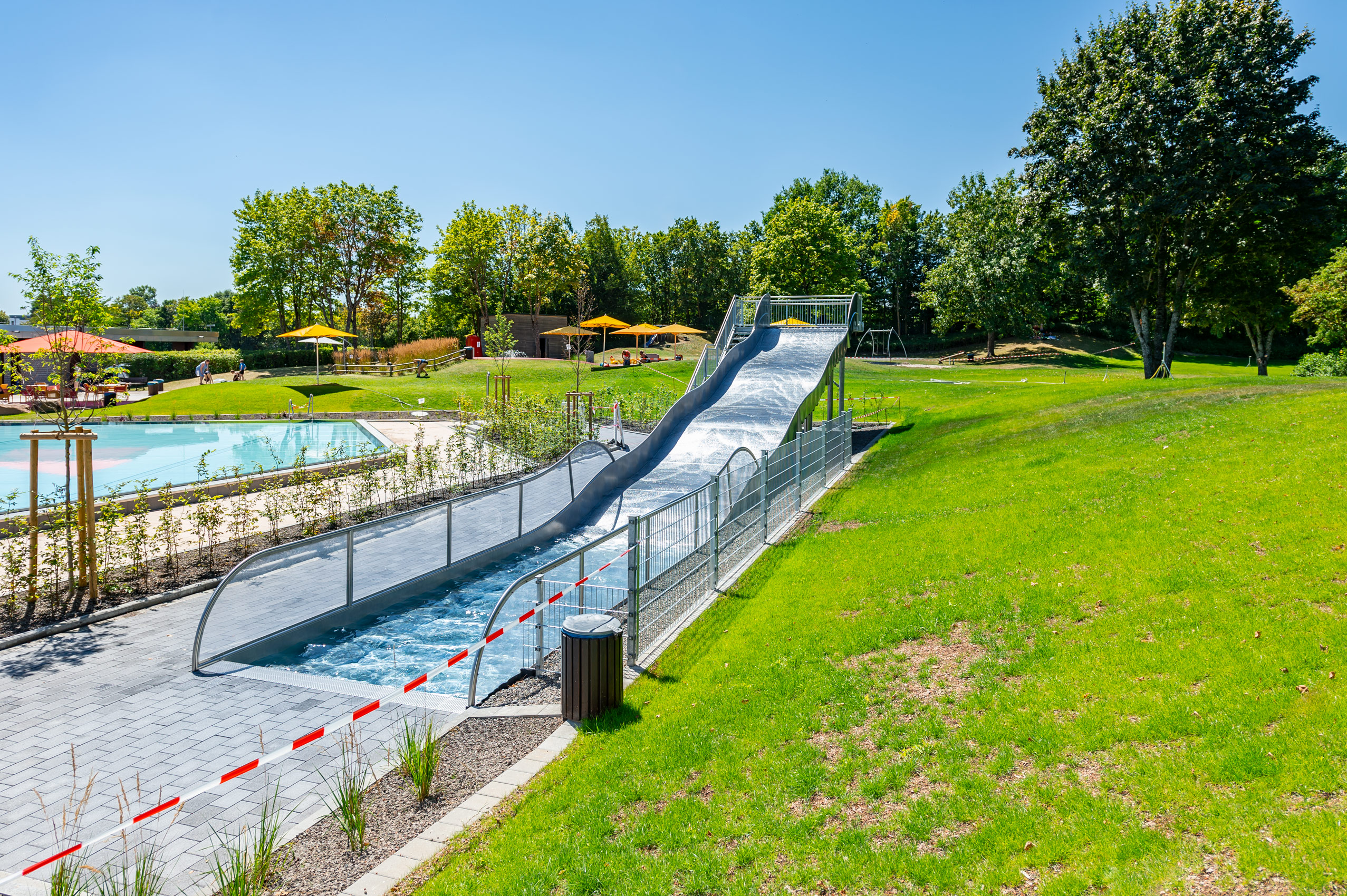 Edelstahl-Breitwasserrutsche mit Landebecken im Familienbad Haigerloch, Blick vom Hang