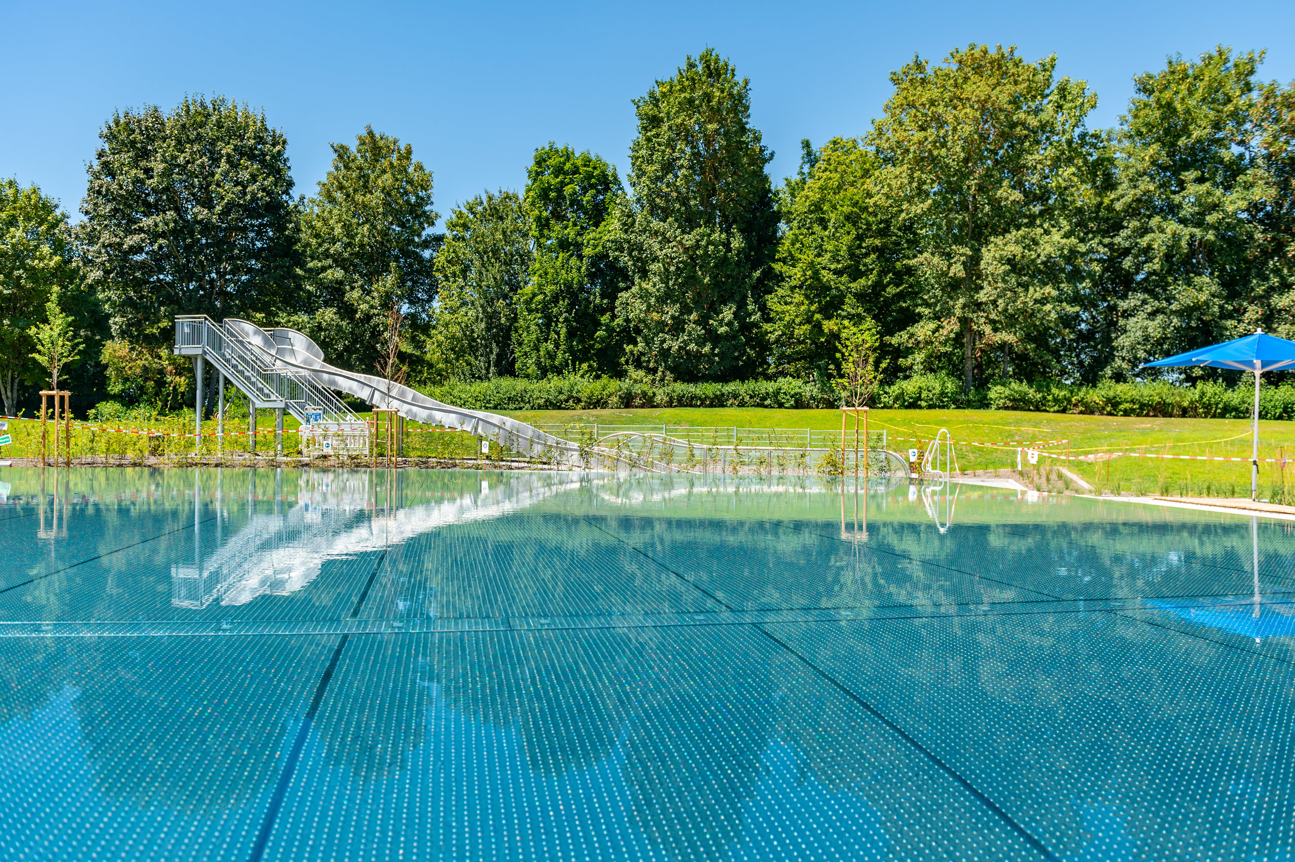 Edelstahlrutsche von atlantics im Familienbad Haigerloch, Blick auf das große Becken davor