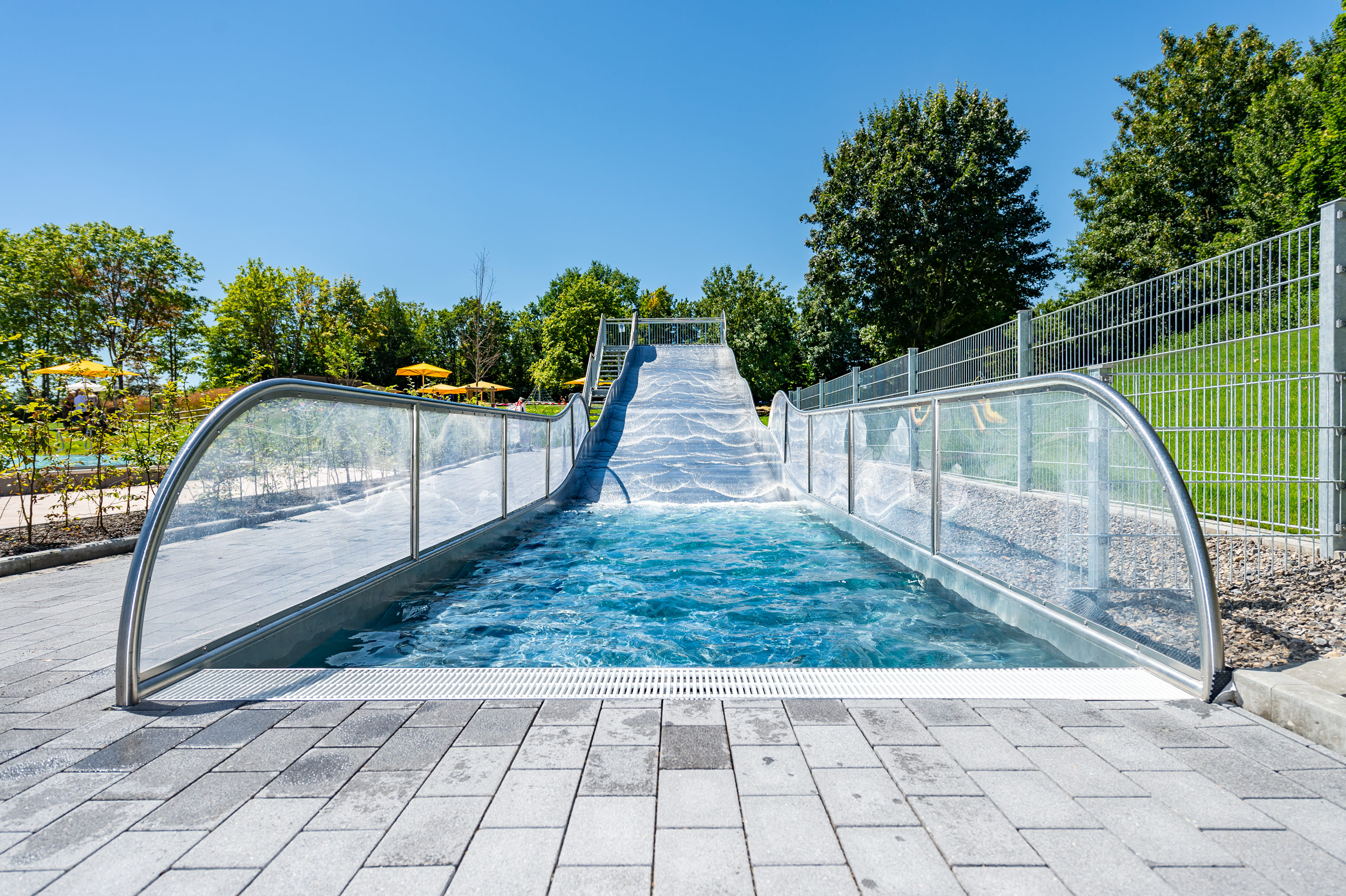 Breitwasserrutsche mit Landebecken im Familienbad Haigerloch, Blick von unten