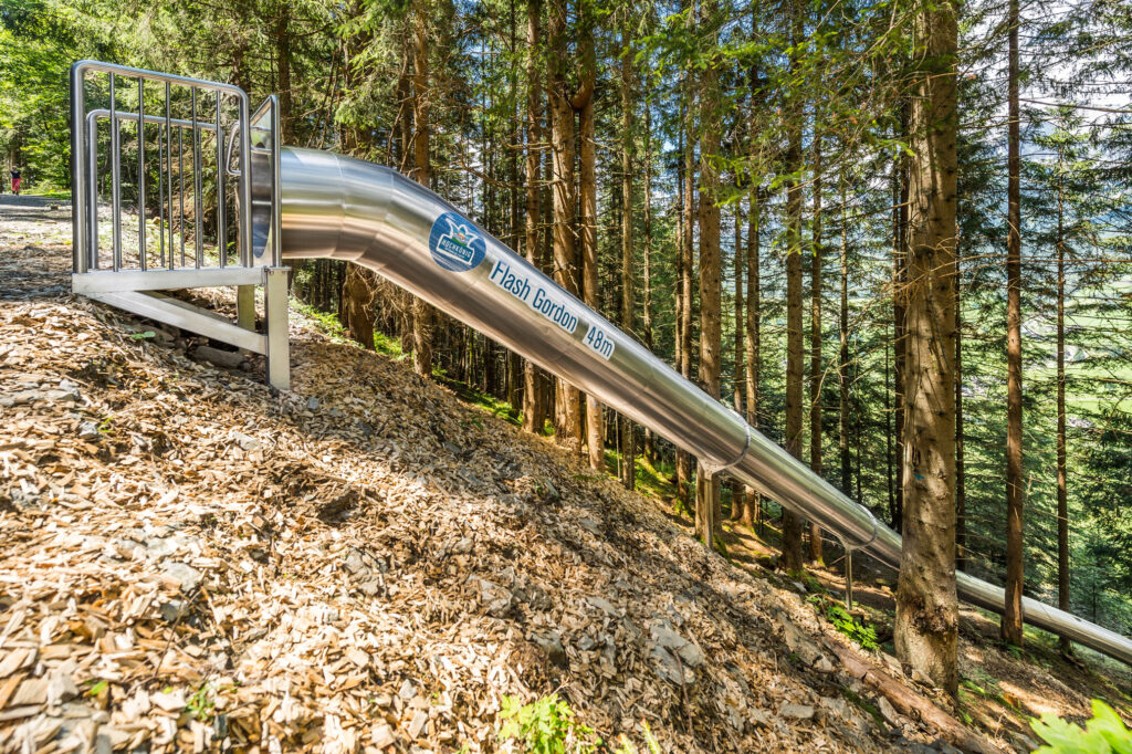 atlantics rutschbanor i rostfritt stål i Waldrutschenpark Natrun i Maria Alm i Österrike, rörrutschbanor, tunnelrutschbanor, släntrutschbanor