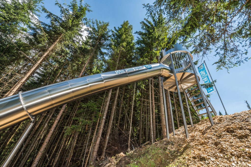 atlantics rutschbanor i rostfritt stål i Waldrutschenpark Natrun i Maria Alm i Österrike, rörrutschbanor, tunnelrutschbanor, släntrutschbanor