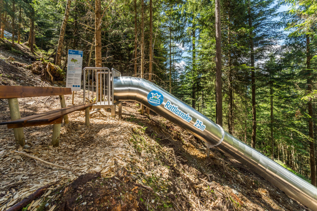 atlantics rutschbanor i rostfritt stål i Waldrutschenpark Natrun i Maria Alm i Österrike, rörrutschbanor, tunnelrutschbanor, släntrutschbanor