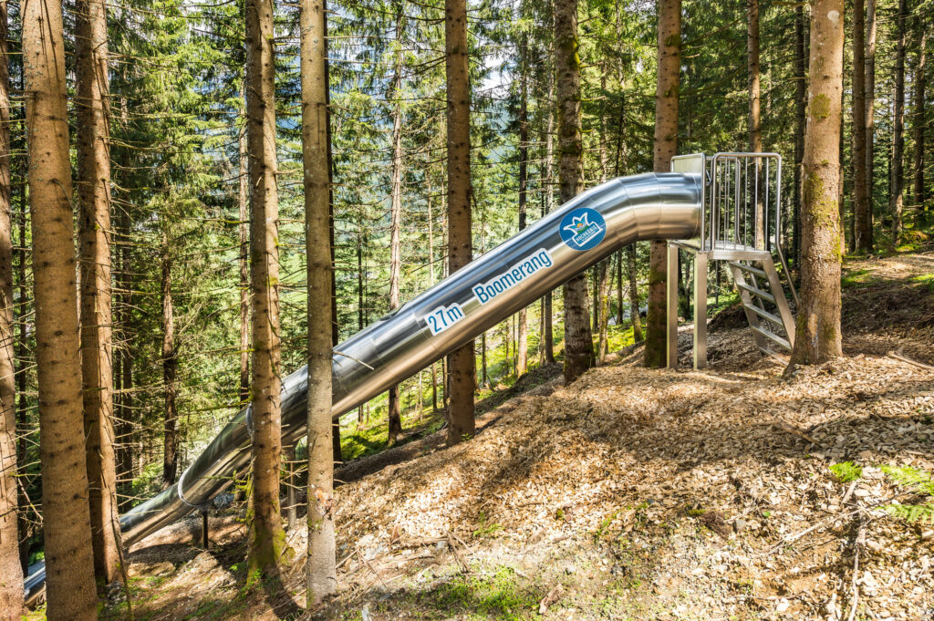 atlantics rutschbanor i rostfritt stål i Waldrutschenpark Natrun i Maria Alm i Österrike, rörrutschbanor, tunnelrutschbanor, släntrutschbanor