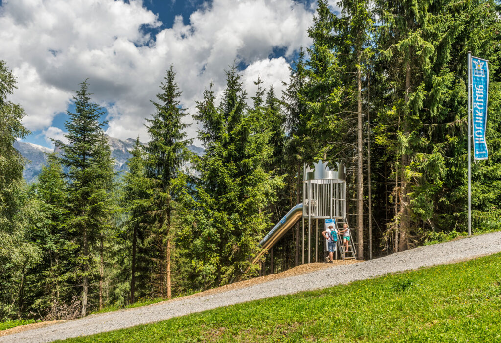 atlantics rutschbanor i rostfritt stål i Waldrutschenpark Natrun i Maria Alm i Österrike, rörrutschbanor, tunnelrutschbanor, släntrutschbanor