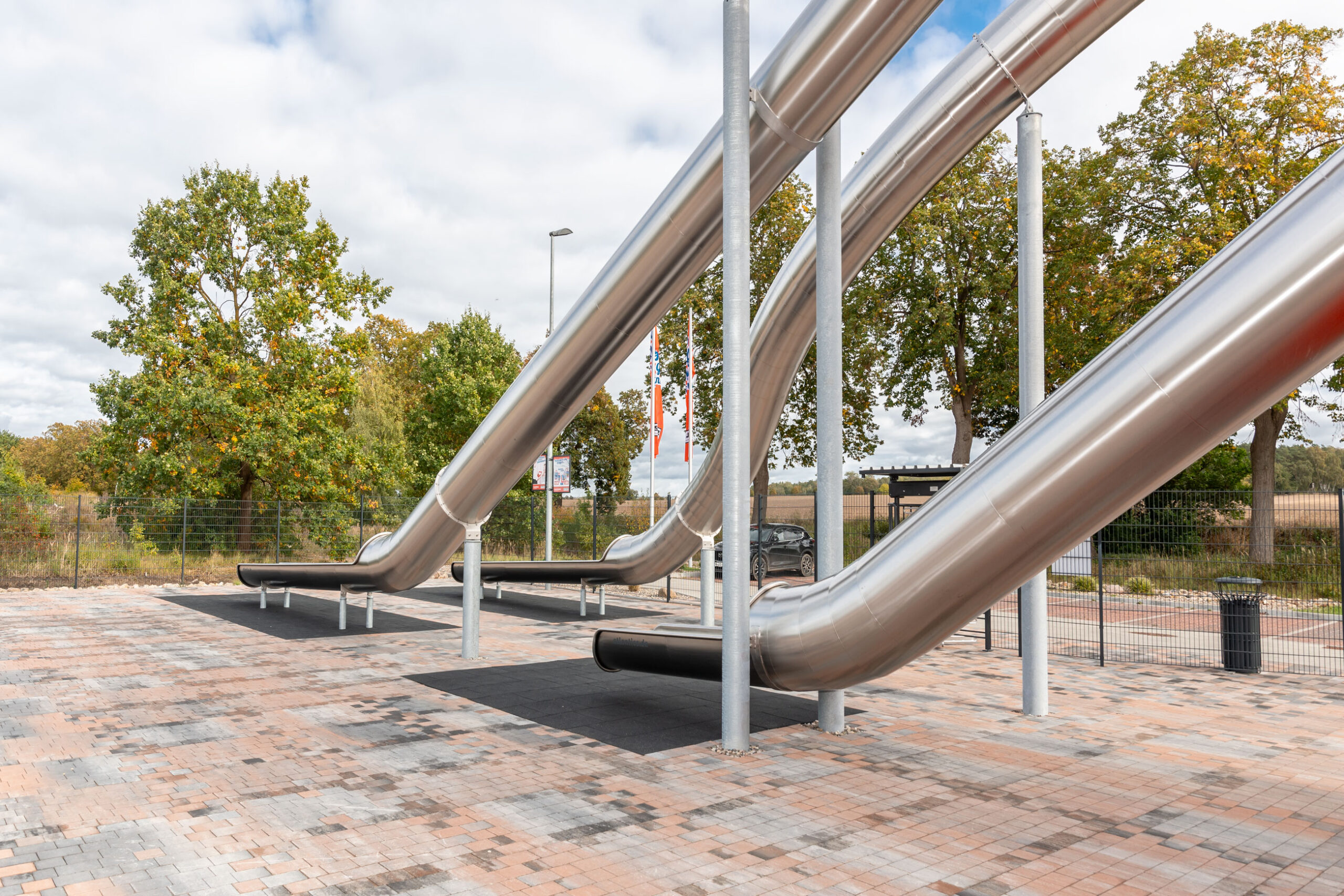 atlantics Edelstahlrutschen Erlebnis Leuchtturm in rot-weiß als Spielplatz, Kaufhaus Stolz in Rechlin und sein Rutschenturm