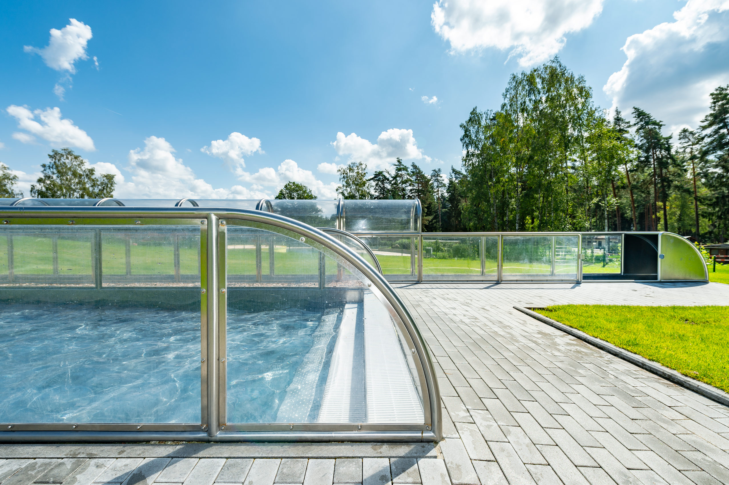 Das Becken der Wasserrutsche im Schätzlerbad in Weiden in der Oberpfalz aus Edelstahl